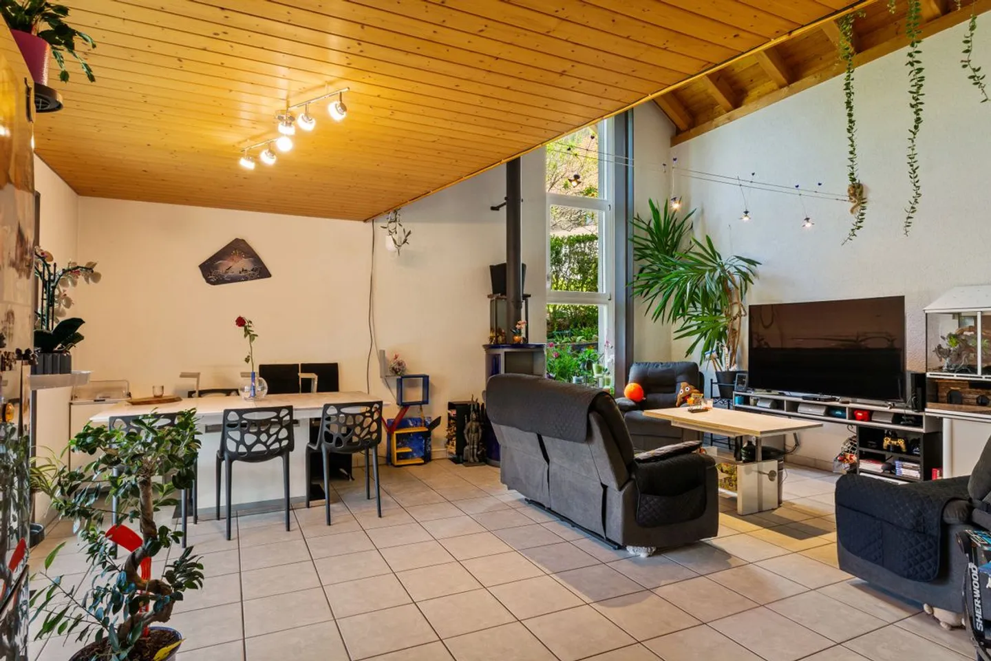 Charming Detached House with Garden - Photo 9 of 13