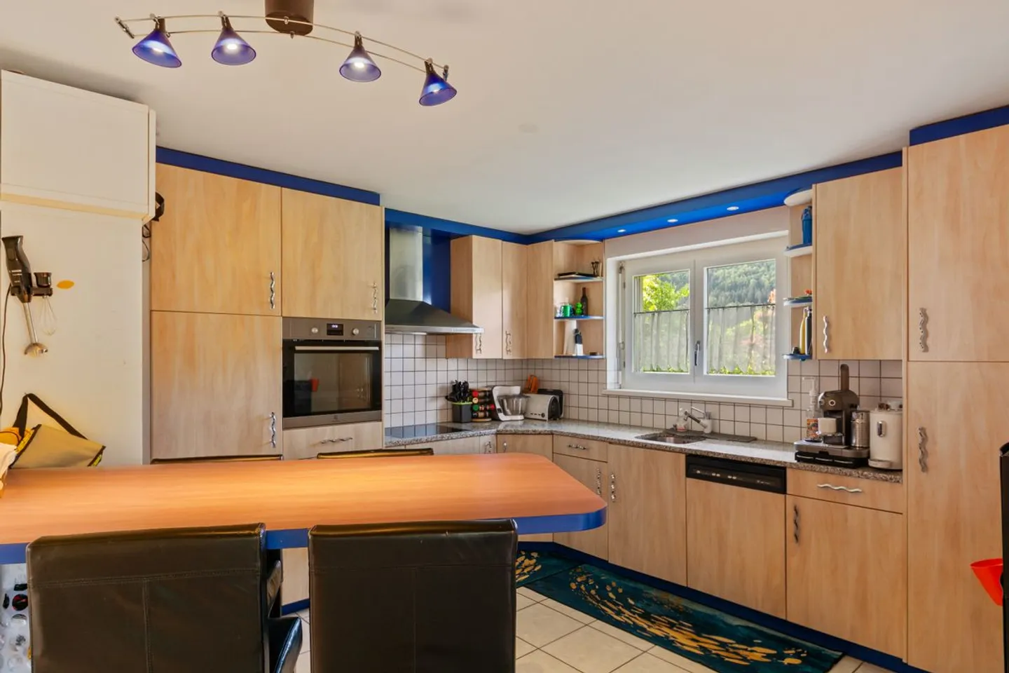 Charming Detached House with Garden - Photo 10 of 13