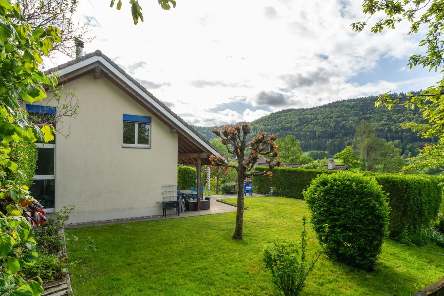 Charming Detached House with Garden - Photo 11 of 13