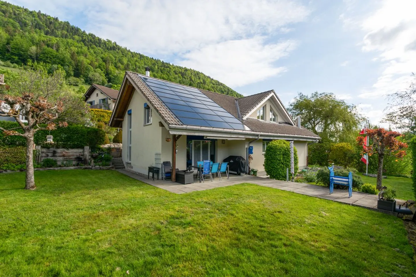 Charming Detached House with Garden - Photo 12 of 13