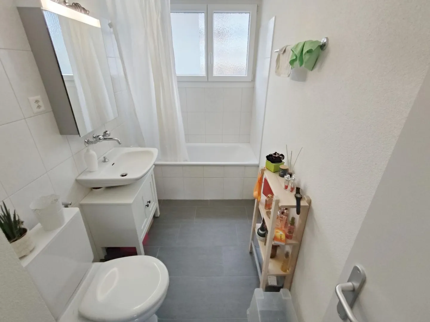 Renovated 2-room apartment with balcony - Photo 3 of 5