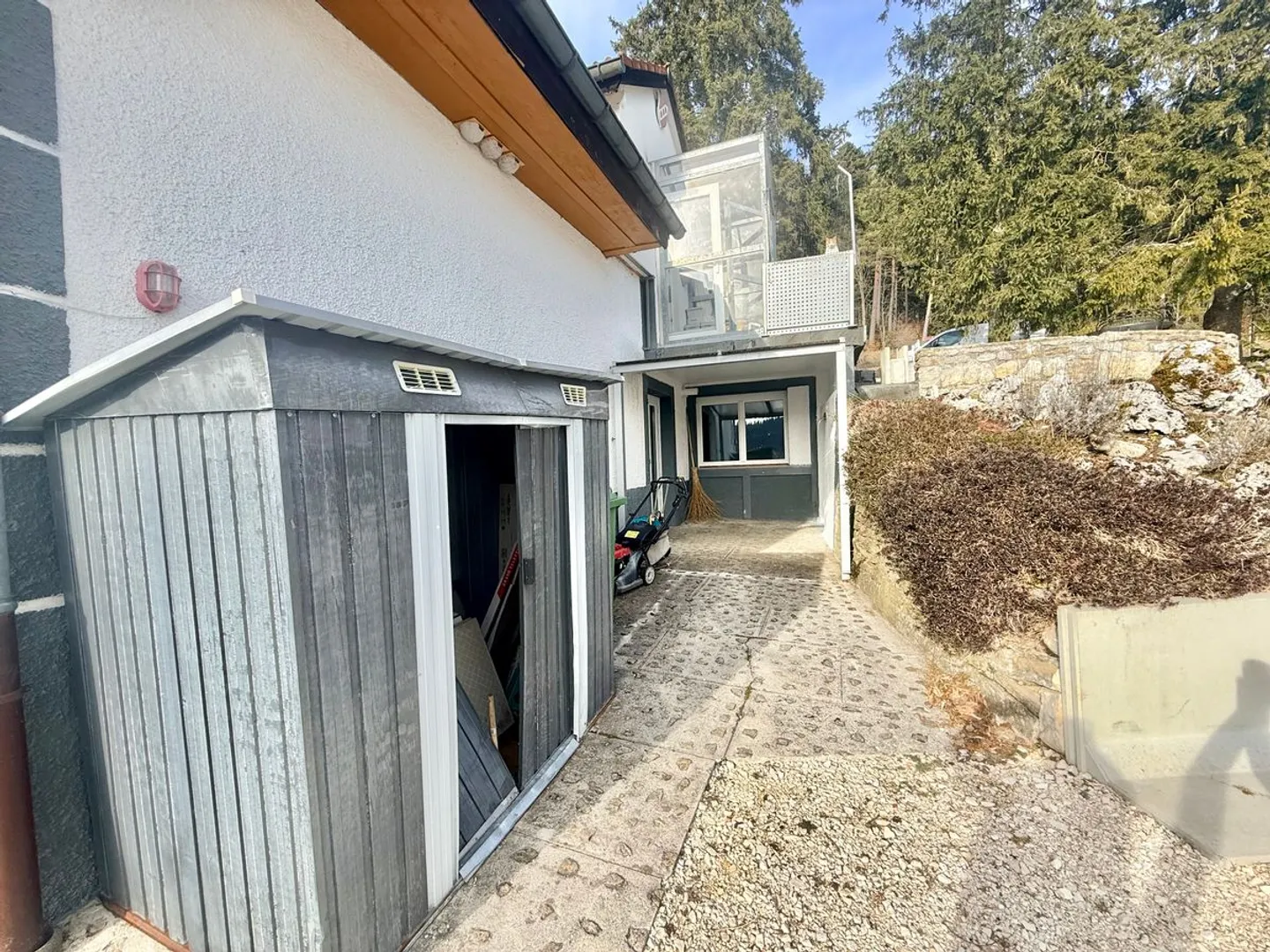 Raum und Ruhe: hervorragende 4,5 Zimmer mit außergewöhnlichem Garten - Foto 13 von 13