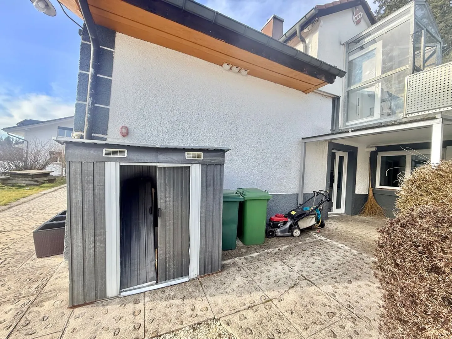 Raum und Ruhe: hervorragende 4,5 Zimmer mit außergewöhnlichem Garten - Foto 11 von 13