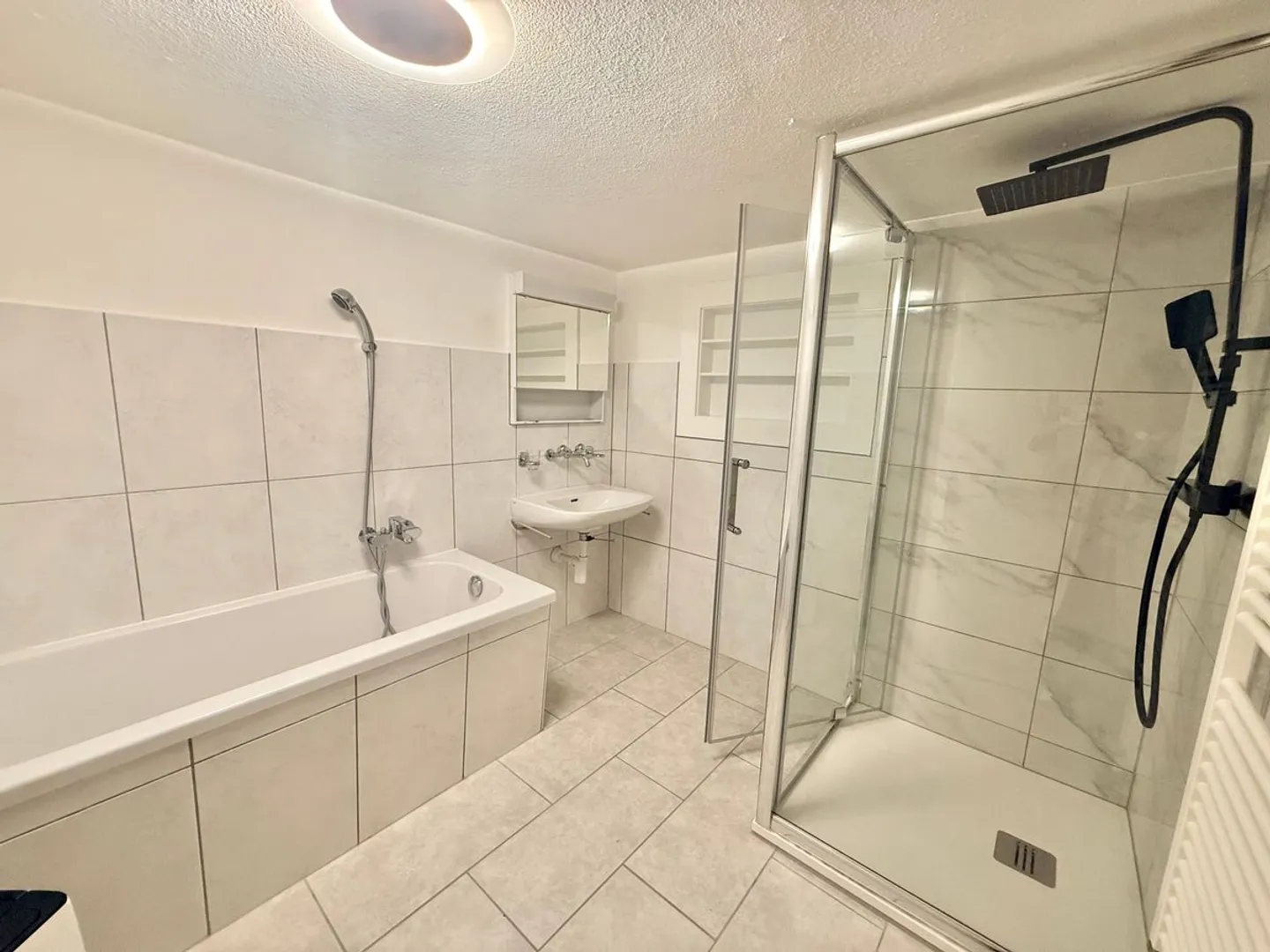 Raum und Ruhe: hervorragende 4,5 Zimmer mit außergewöhnlichem Garten - Foto 5 von 13