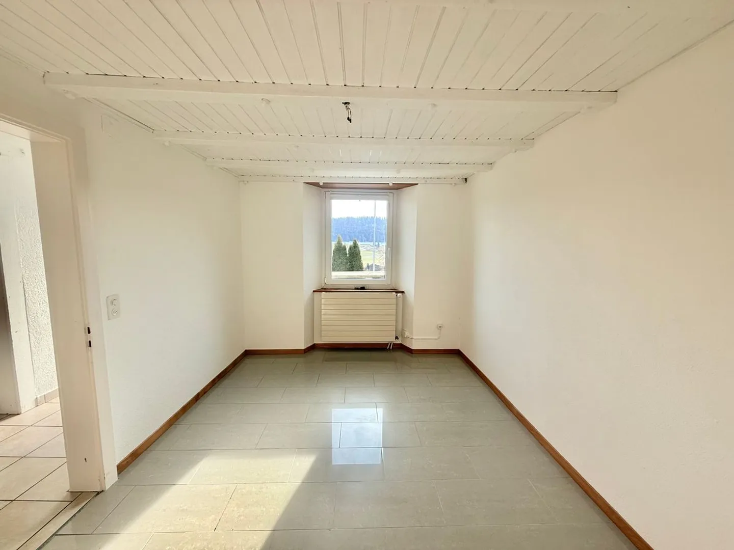 Raum und Ruhe: hervorragende 4,5 Zimmer mit außergewöhnlichem Garten - Foto 4 von 13