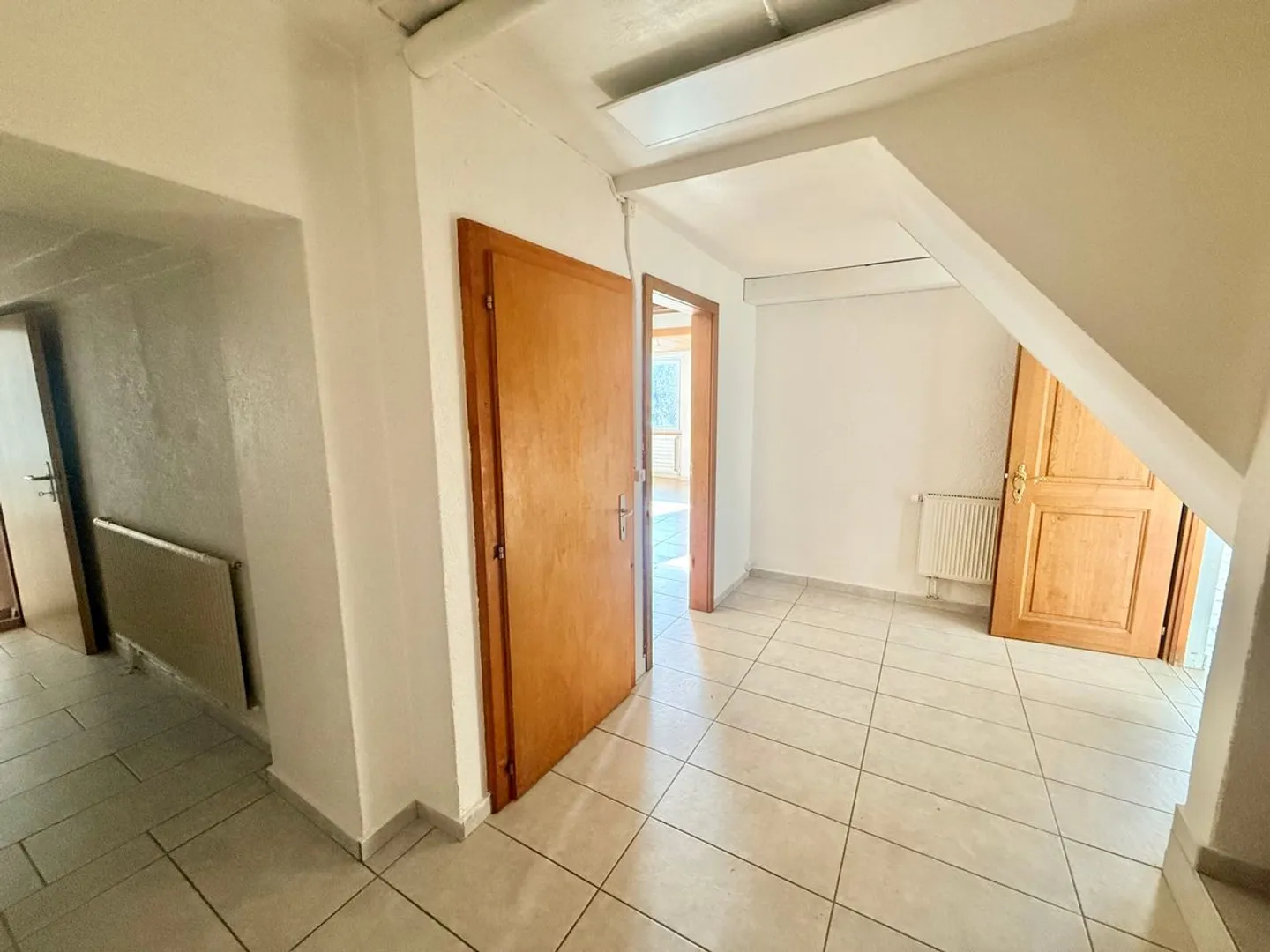 Raum und Ruhe: hervorragende 4,5 Zimmer mit außergewöhnlichem Garten - Foto 9 von 13