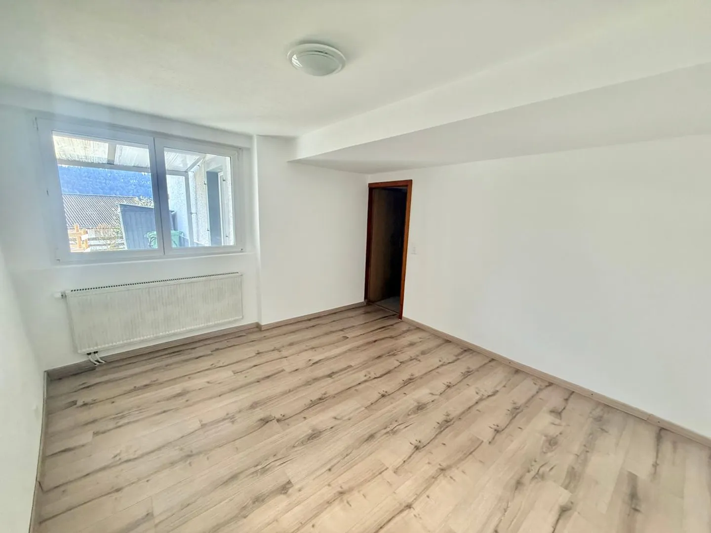 Raum und Ruhe: hervorragende 4,5 Zimmer mit außergewöhnlichem Garten - Foto 8 von 13