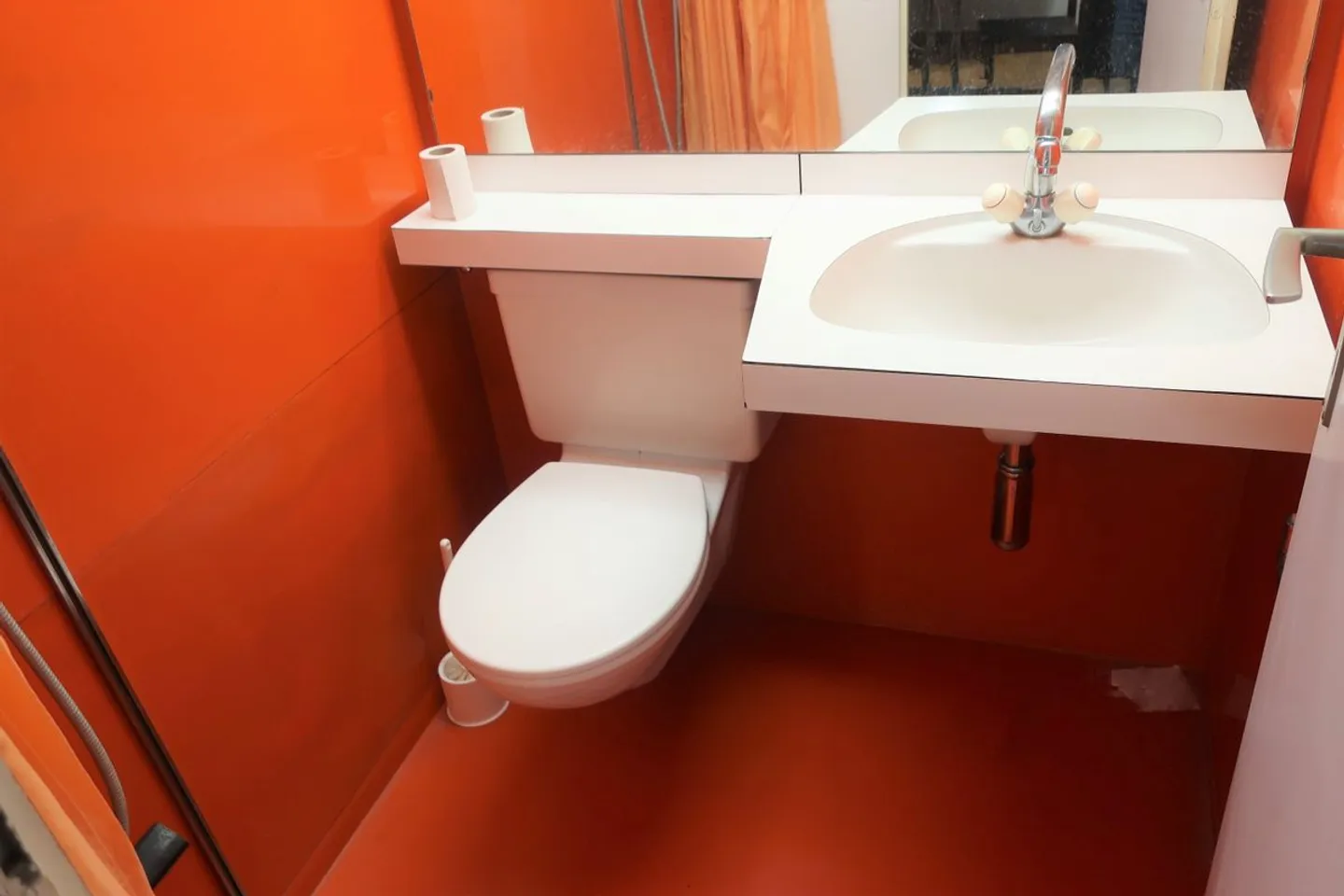 Beautiful furnished room with private bathroom - Photo 3 of 4