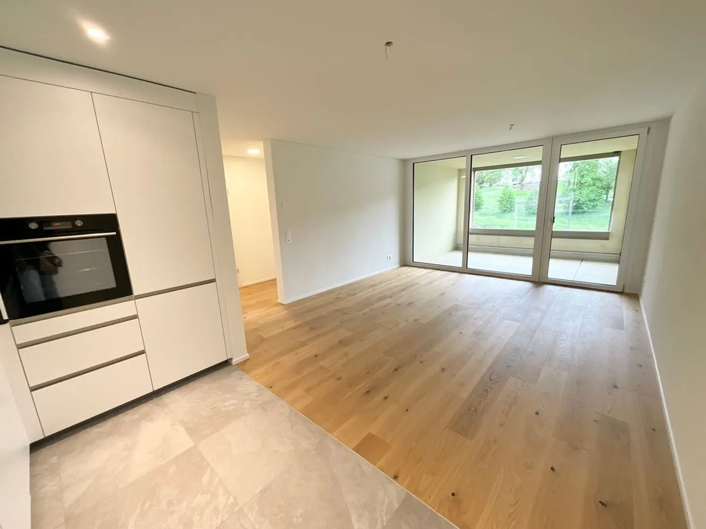 Nuovi appartamenti di 2,5 stanze con loggia - Comfort moderno, sostenibilità e qualità della vita nel cuore del villaggio - Foto 8 di 9