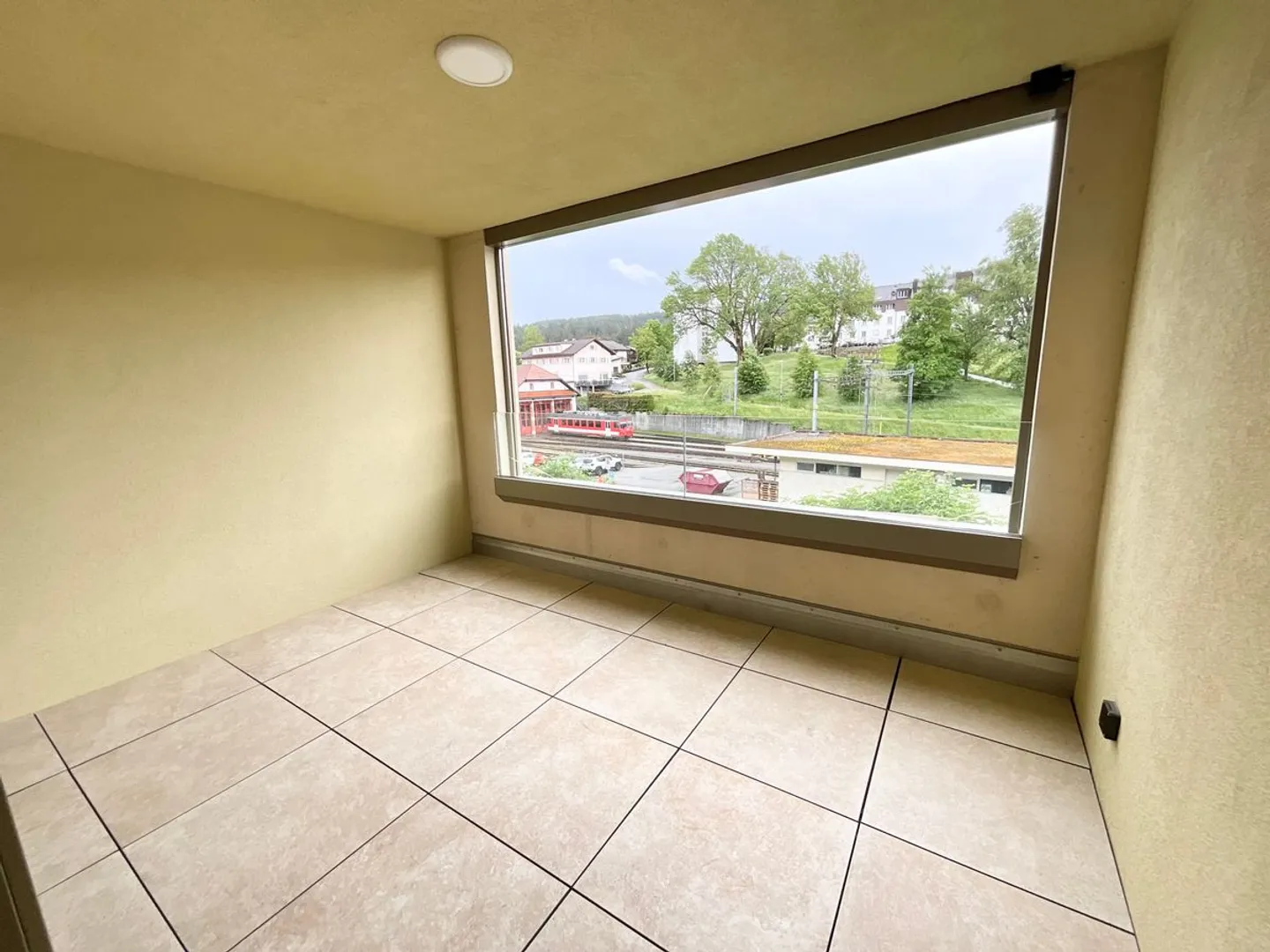 Nuovi appartamenti di 2,5 stanze con loggia - Comfort moderno, sostenibilità e qualità della vita nel cuore del villaggio - Foto 5 di 9