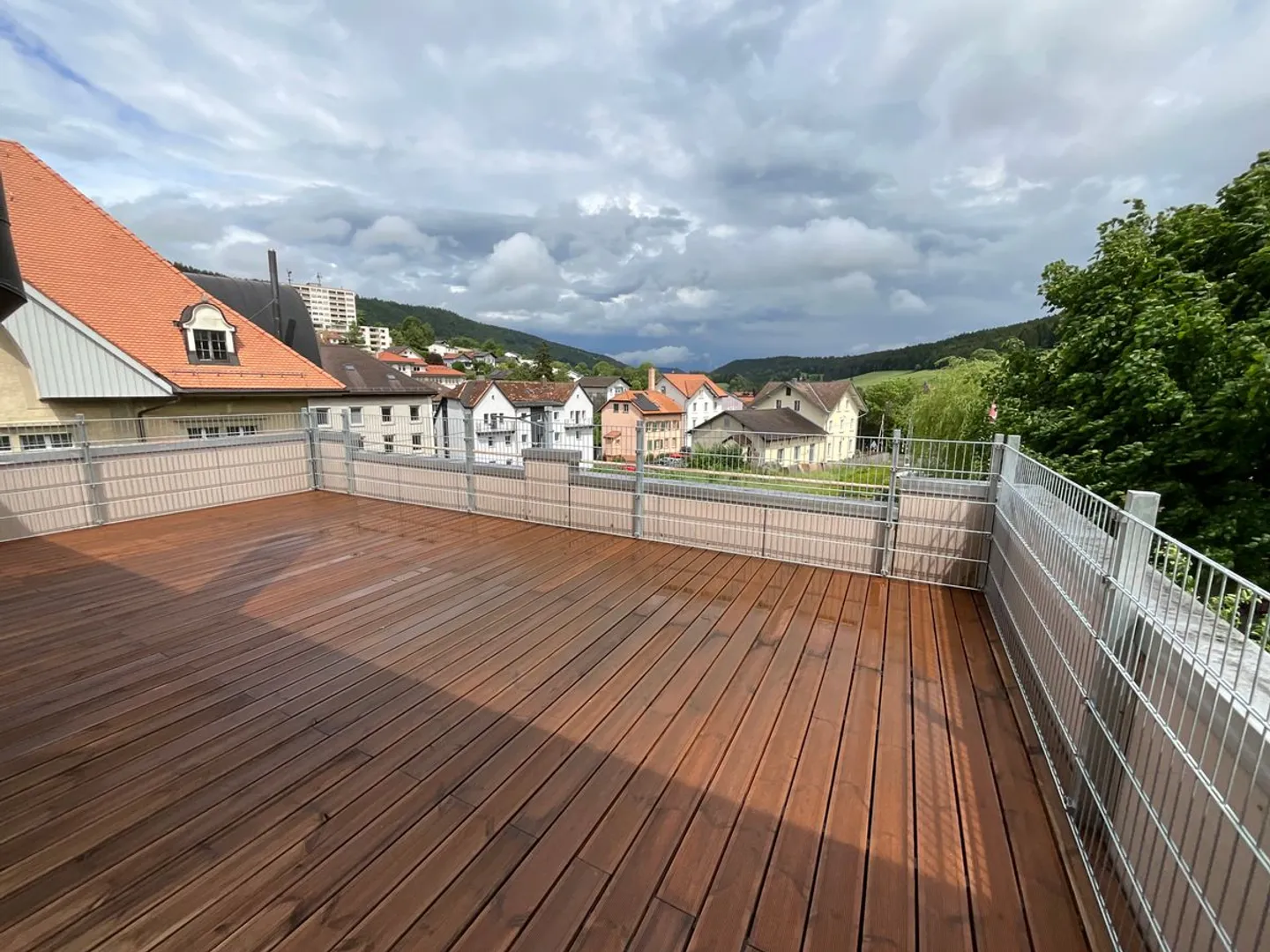 Charmant 3.5 pièces lumineux avec grande terrasse à Tramelan - Foto 12 von 13
