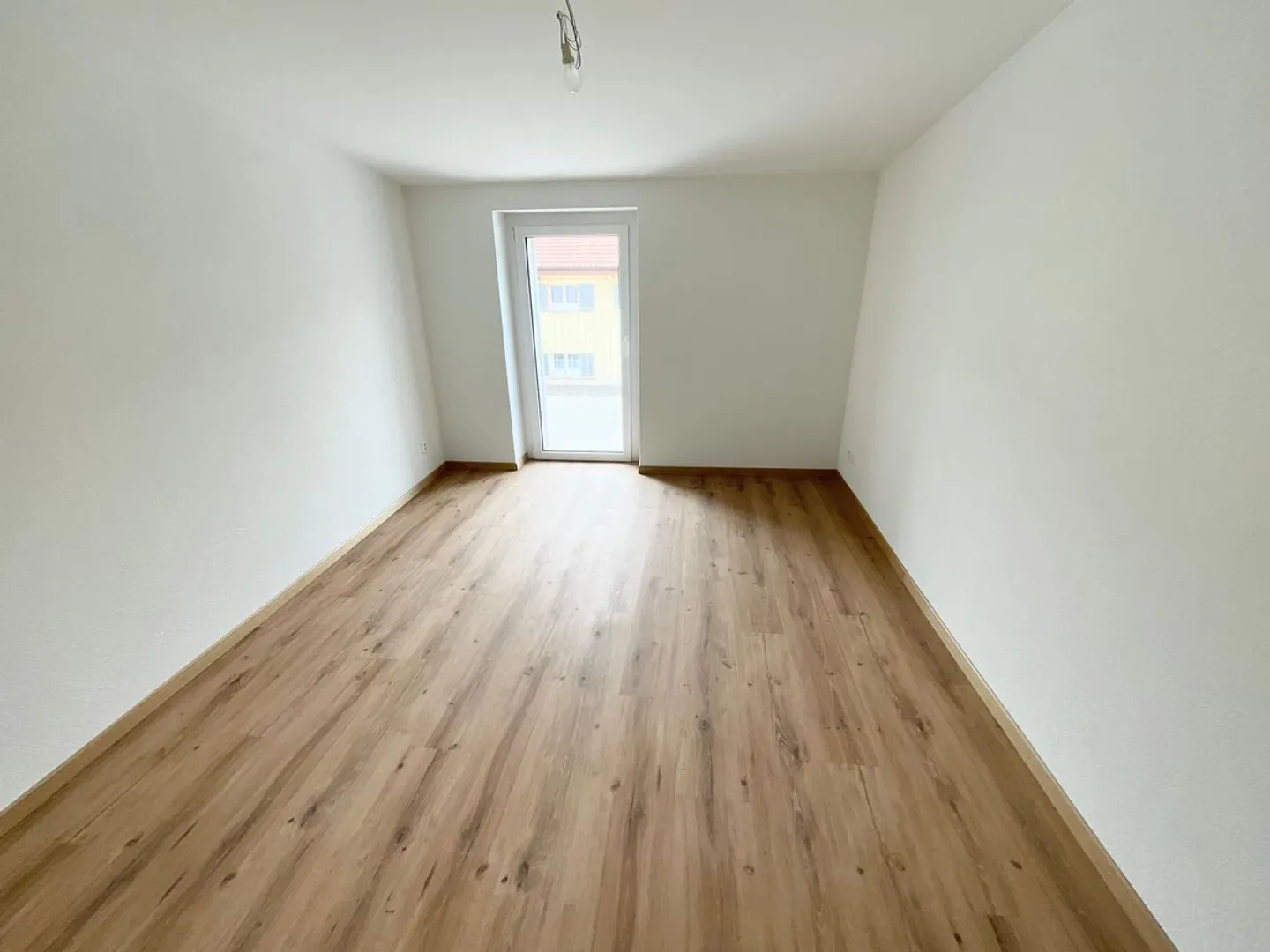 Charmant appartement de 3.5 pièces neuf avec grande terrasse - Photo 5 sur 9
