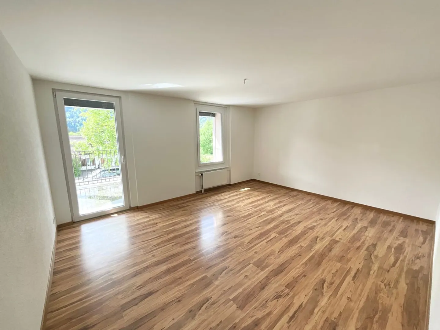 Appartement rénové de 3 pièces avec terrasse et vue dégagée - Photo 3 of 7