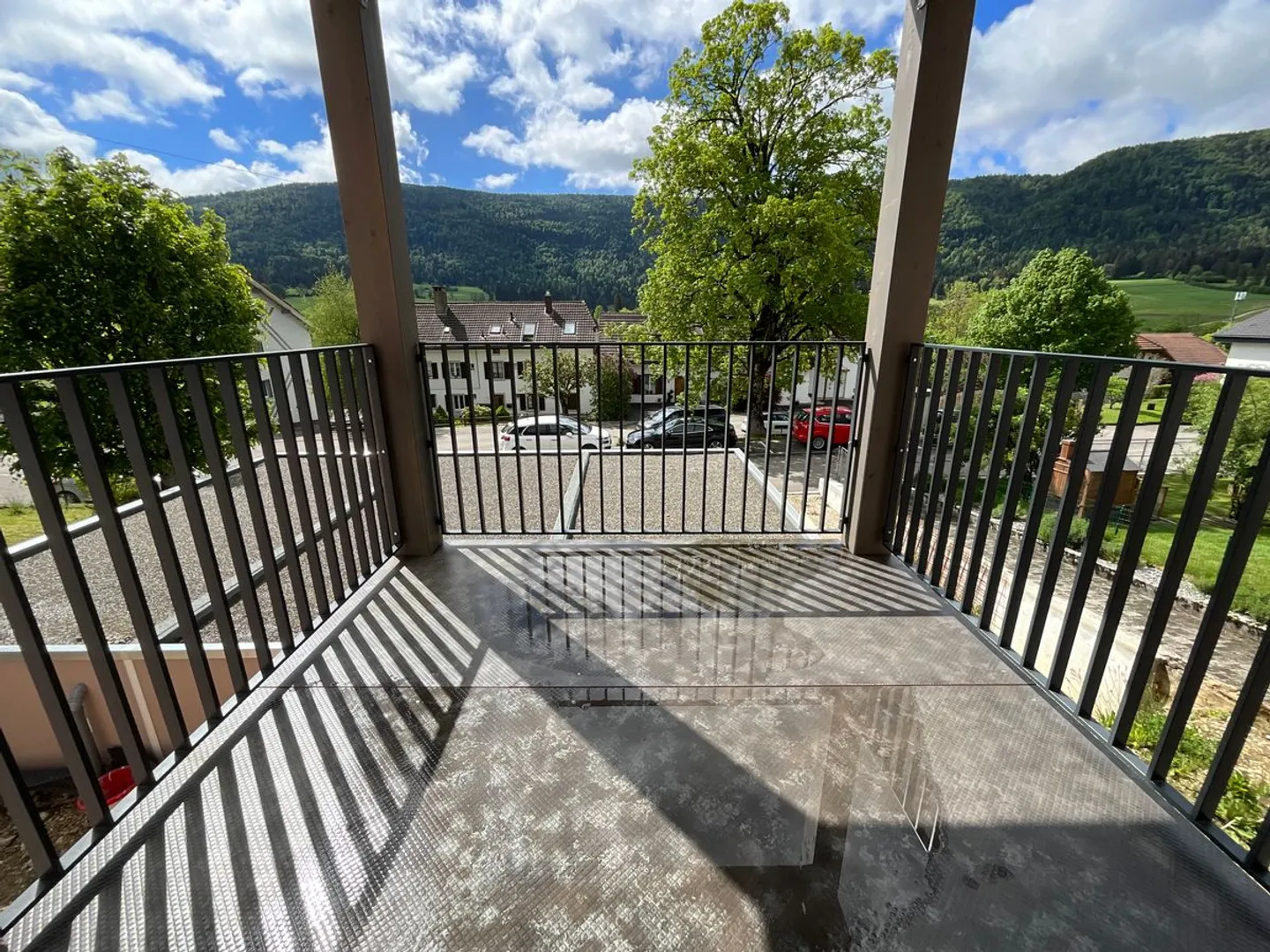 Appartement rénové de 3 pièces avec terrasse et vue dégagée - Photo 4 of 7