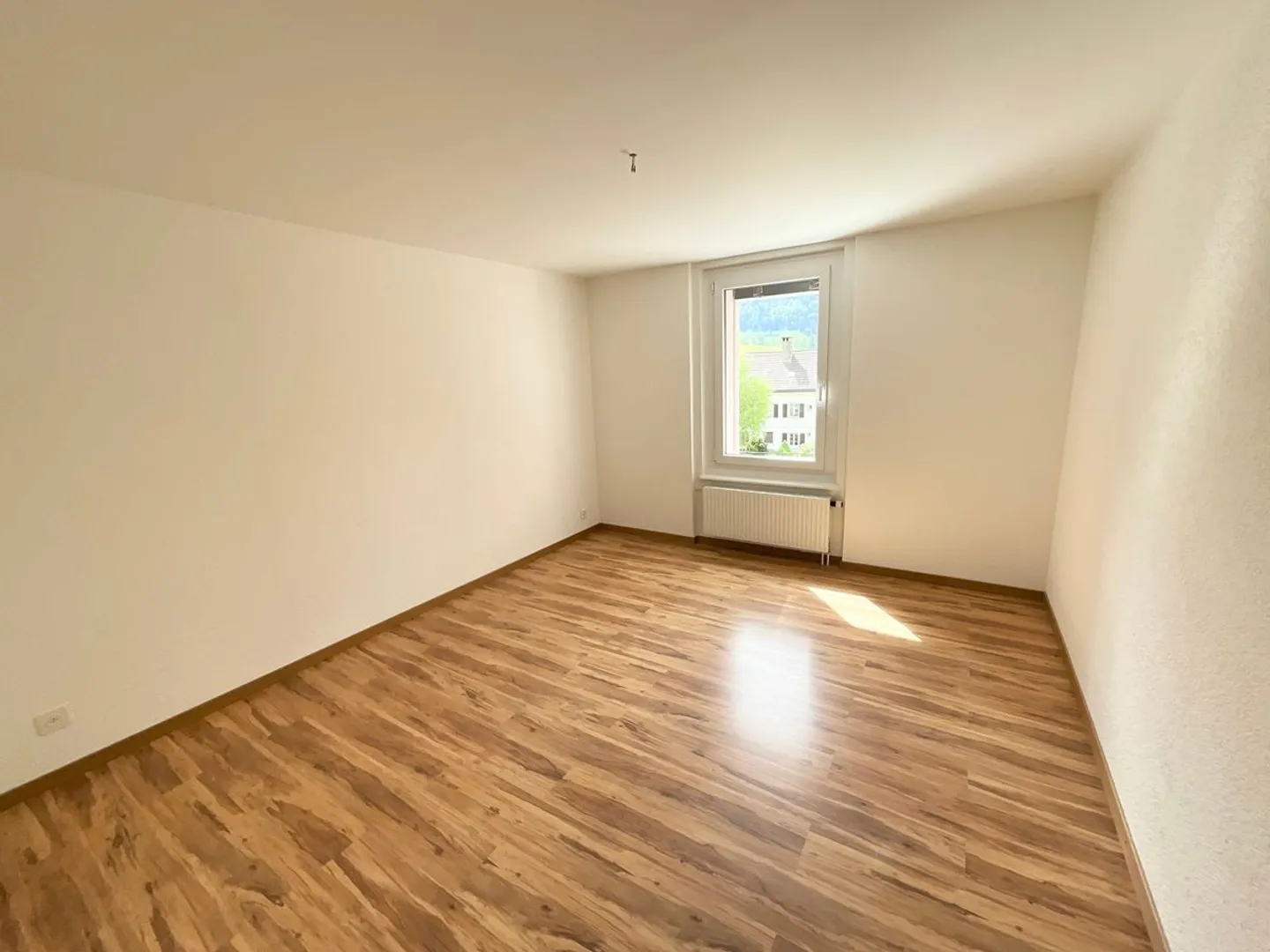 Appartement rénové de 3 pièces avec terrasse et vue dégagée - Photo 5 of 7