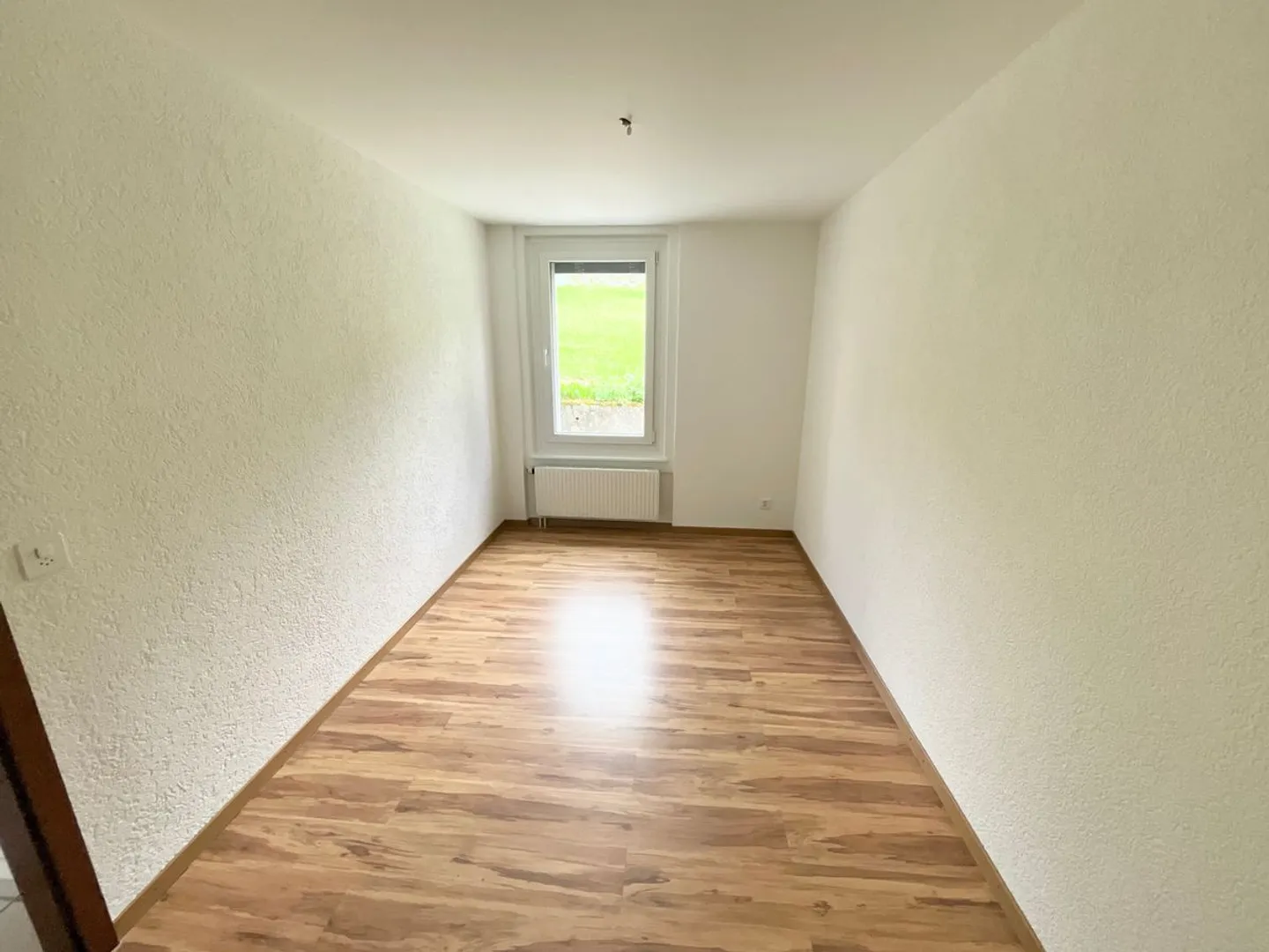Appartement rénové de 3 pièces avec terrasse et vue dégagée - Photo 6 of 7