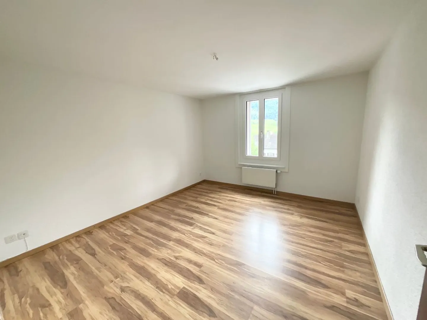Bel appartement lumineux de 3 pièces avec balcon et vue dégagée - Photo 6 of 7