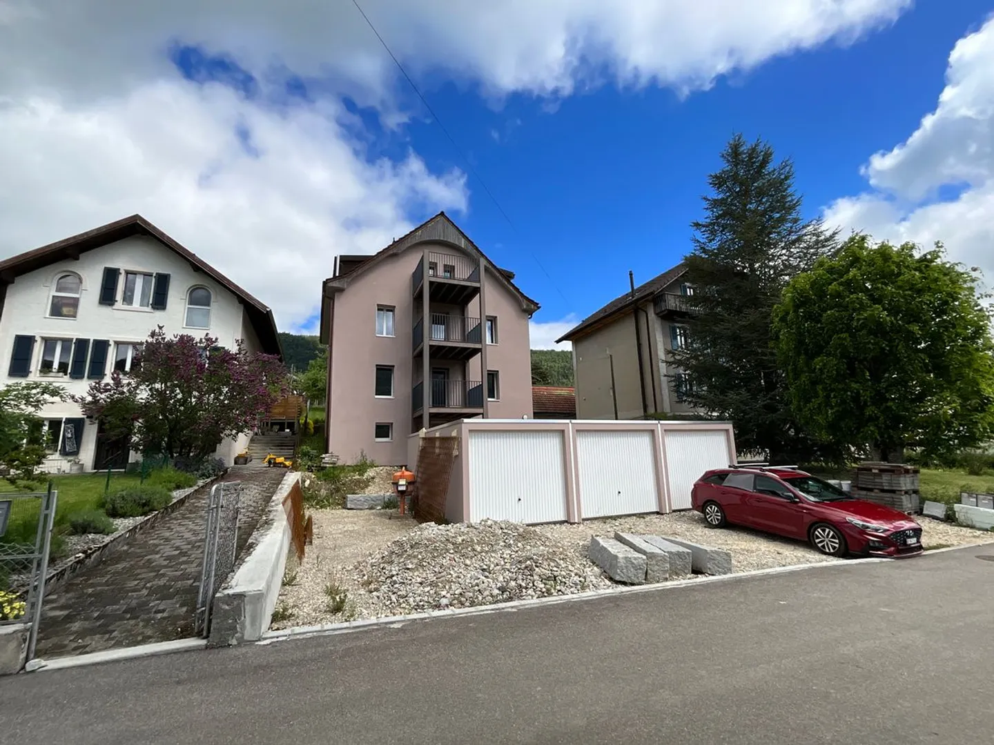 Appartement rénové de 3 pièces avec terrasse et vue dégagée - Photo 7 of 7