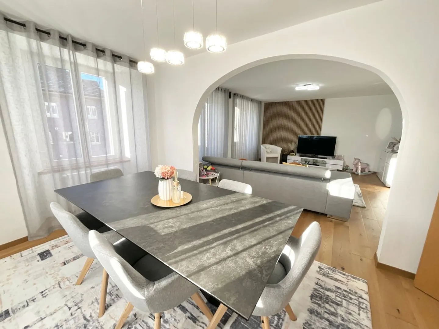 Spazioso appartamento duplex di 5,5 locali con camini - Foto 3 di 13