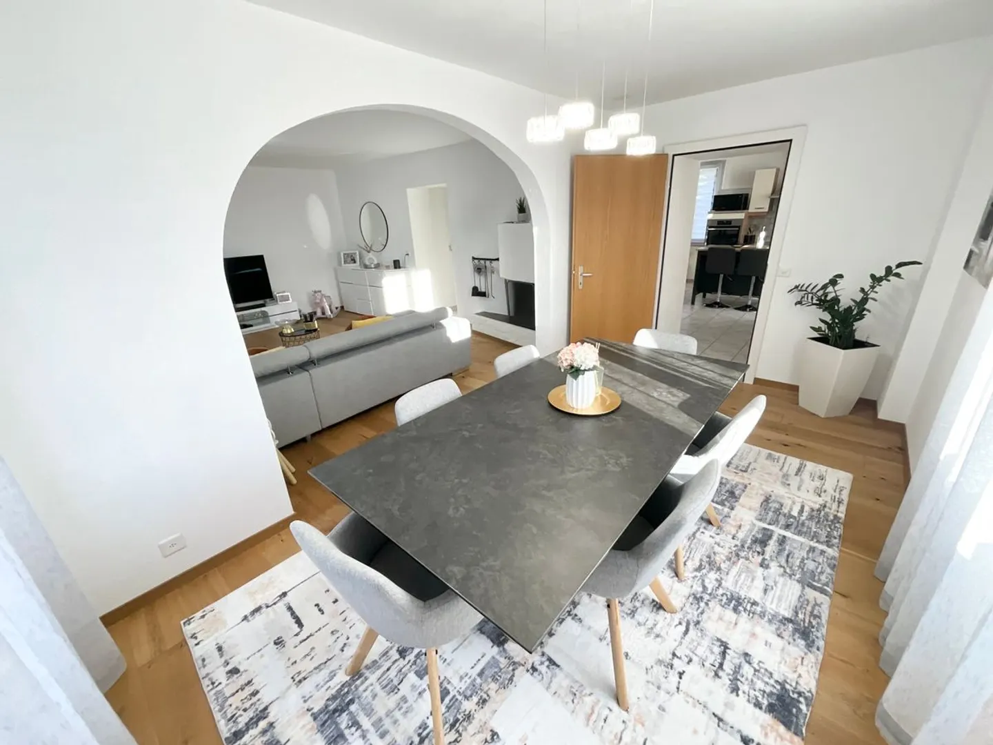 Spazioso appartamento duplex di 5,5 locali con camini - Foto 4 di 13