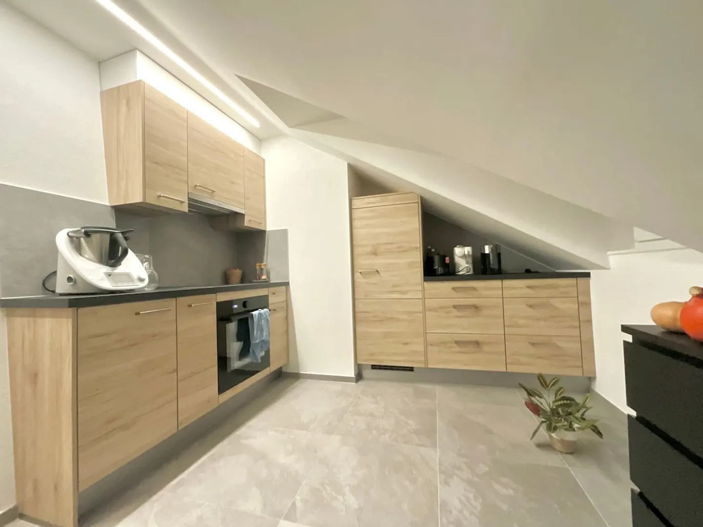 The charm of exposed beams - Spacious 3-room apartment - Photo 4 of 9