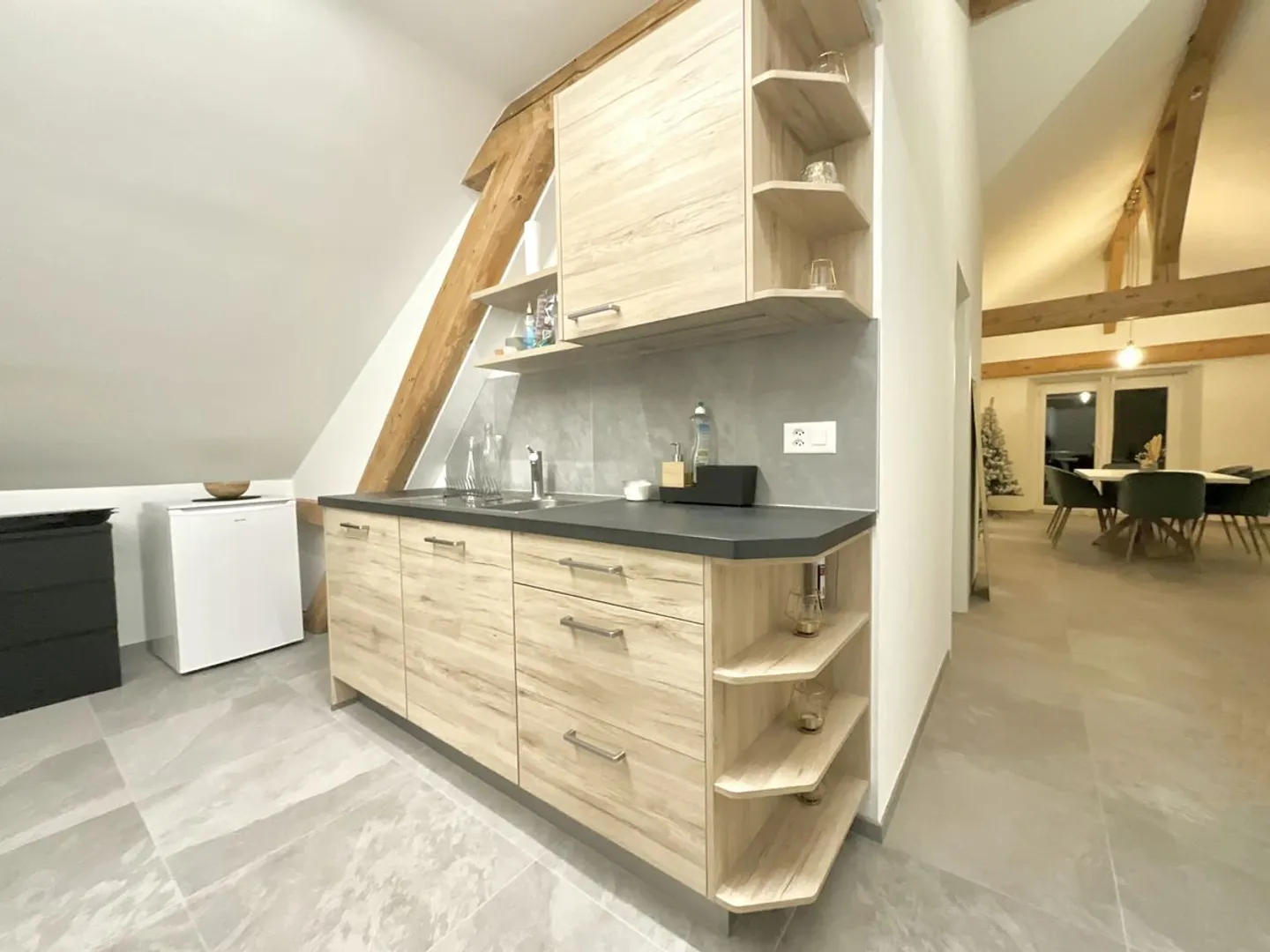 The charm of exposed beams - Spacious 3-room apartment - Photo 5 of 9