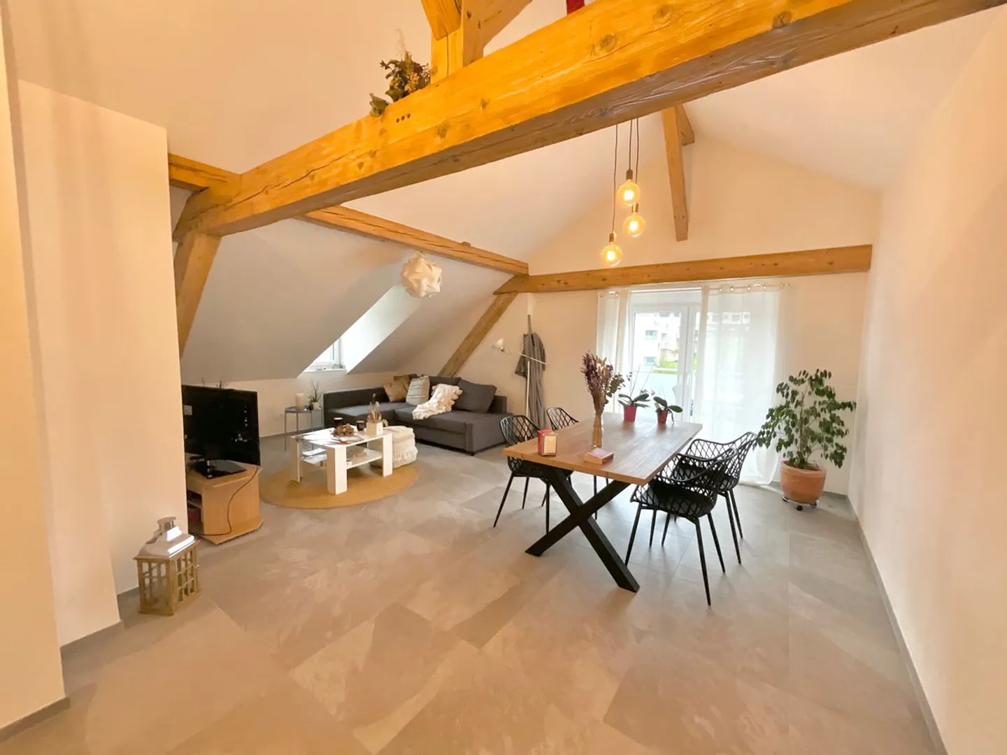The charm of exposed beams - Spacious 3-room apartment - Photo 2 of 9