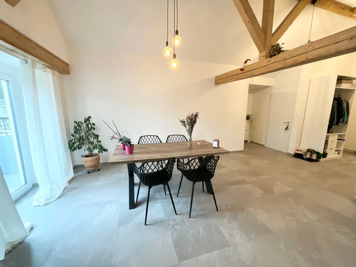 The charm of exposed beams - Spacious 3-room apartment - Photo 3 of 9