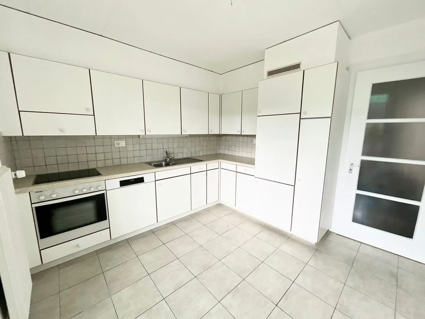 Charming 4-room apartment with large terrace in the heart of Tramelan - Photo 3 of 10