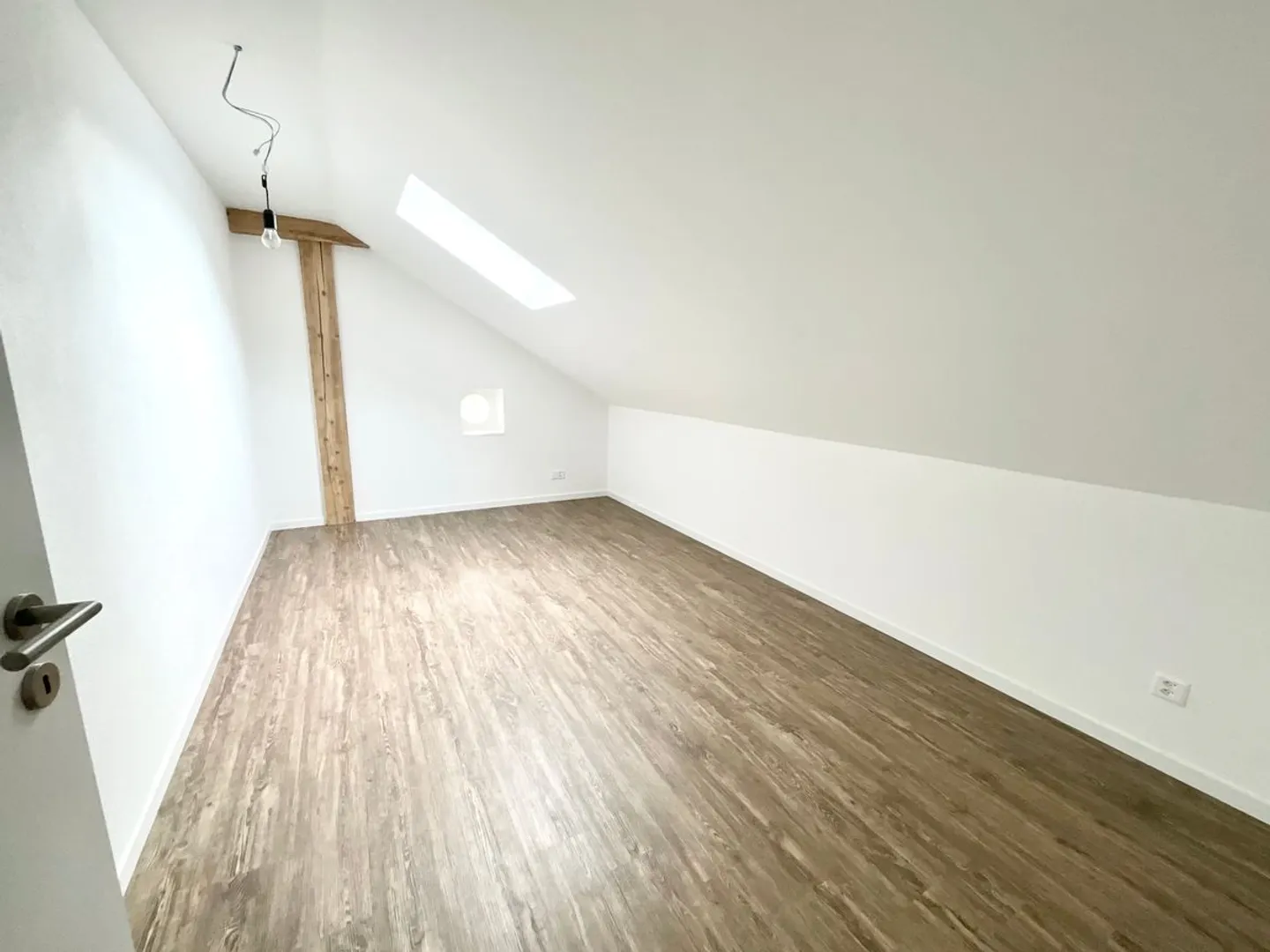 The charm of exposed beams - Spacious 3-room apartment - Photo 8 of 9