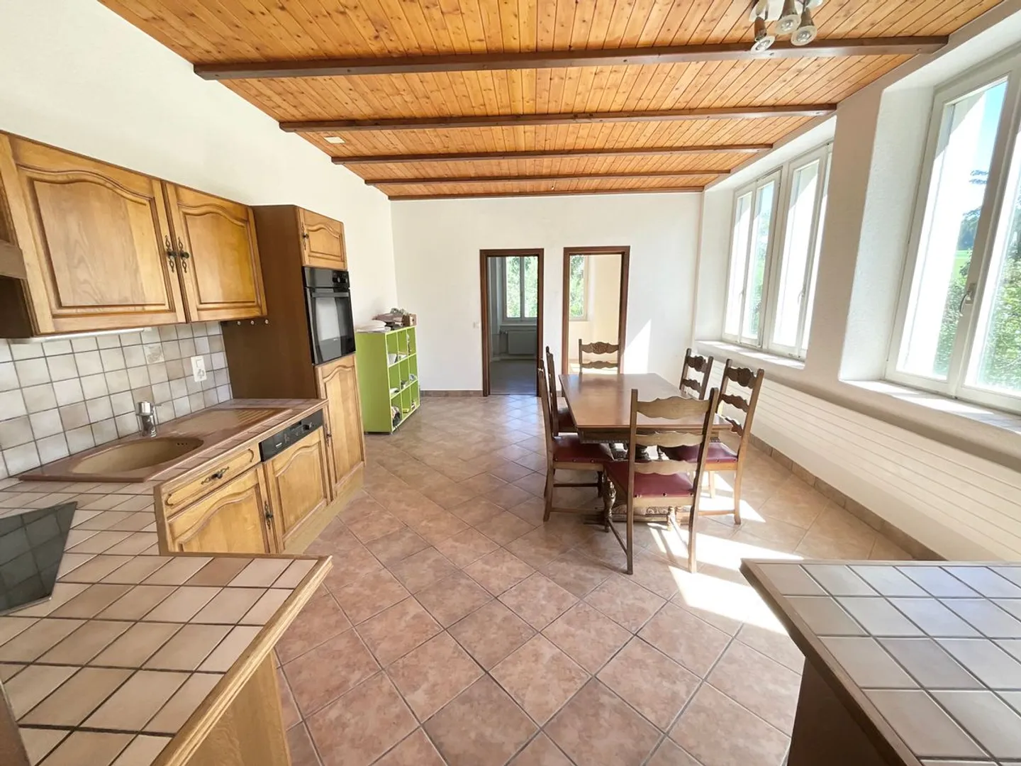 Appartement lumineux au rez-de-chaussée - beaux volumes et espaces polyvalents - Photo 3 sur 13