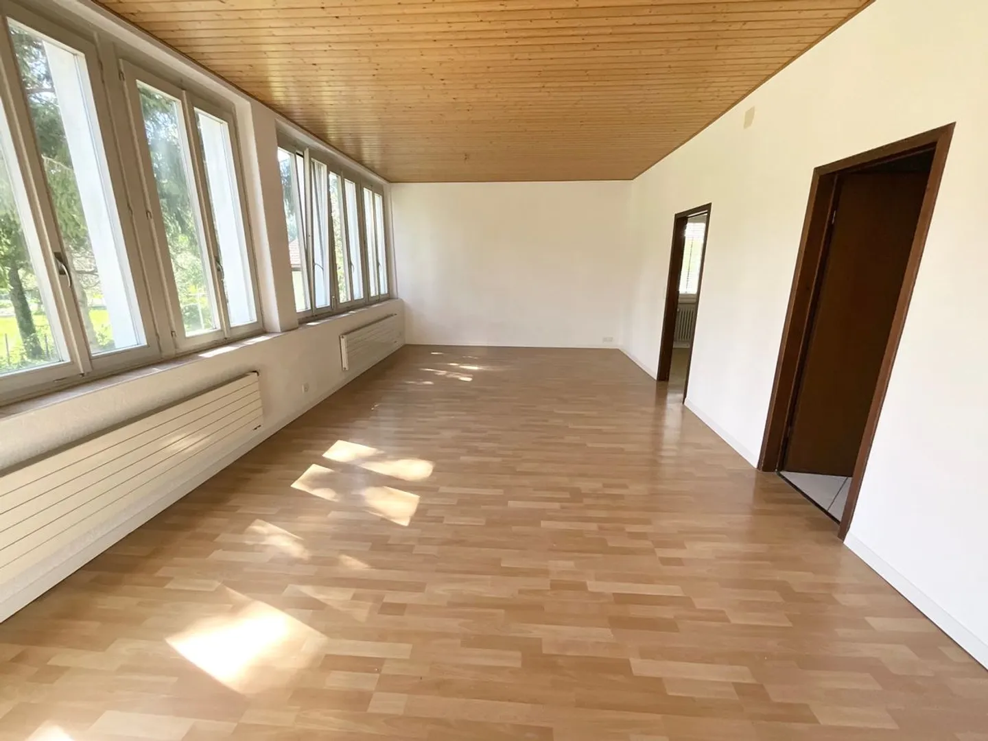 Appartement lumineux au rez-de-chaussée - beaux volumes et espaces polyvalents - Photo 5 sur 13