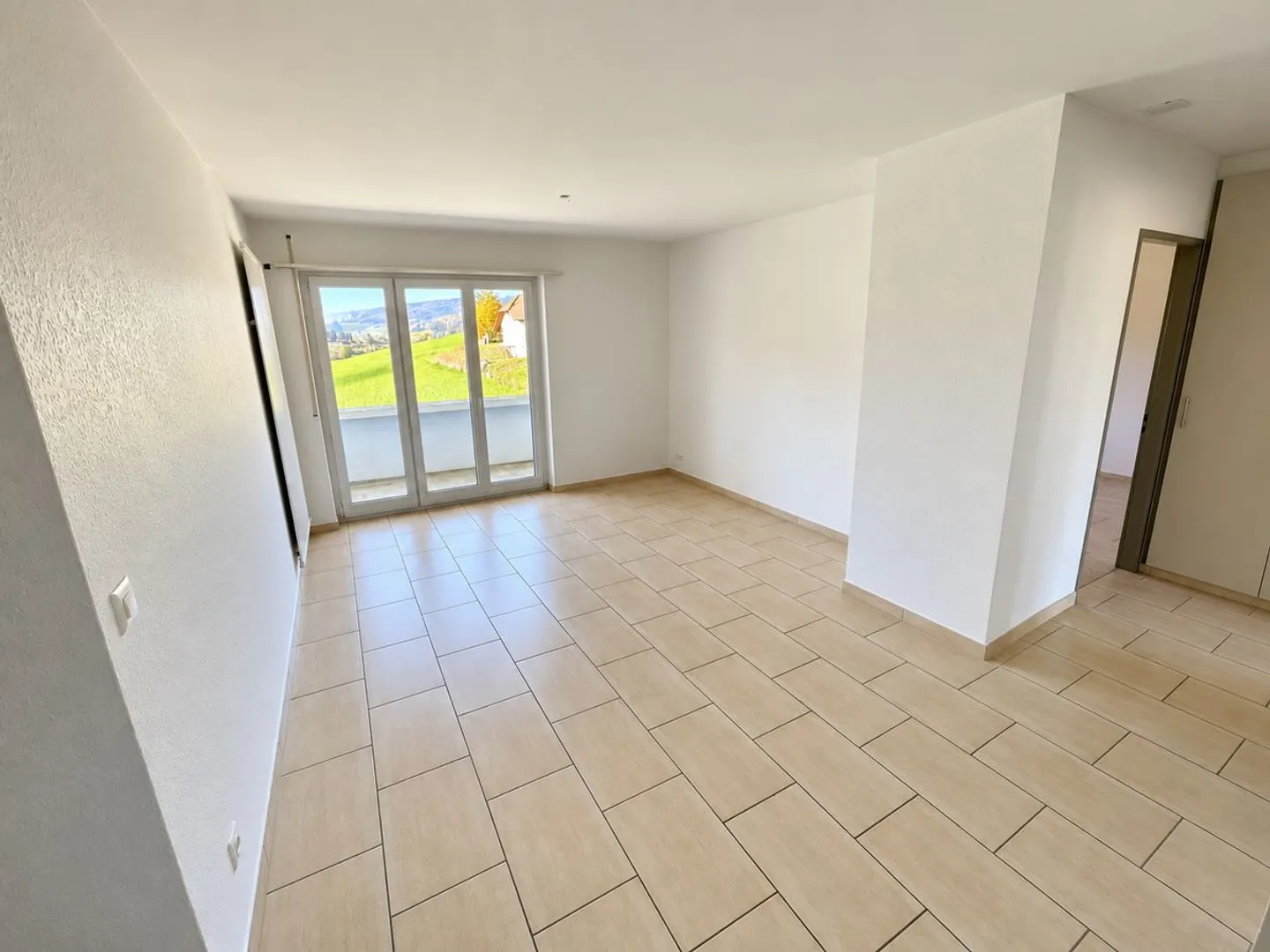 Schöne 3,5-Zimmer-Wohnung mit Balkon und freiem Blick - Foto 2 von 11