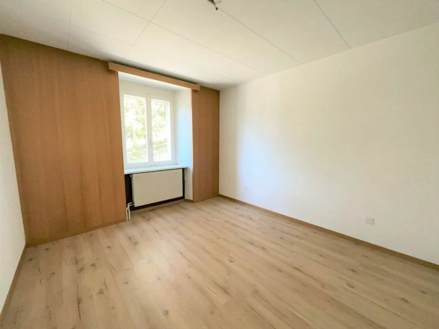 Appartement de 4 pièces au rez-de-chaussée - Photo 3 sur 6