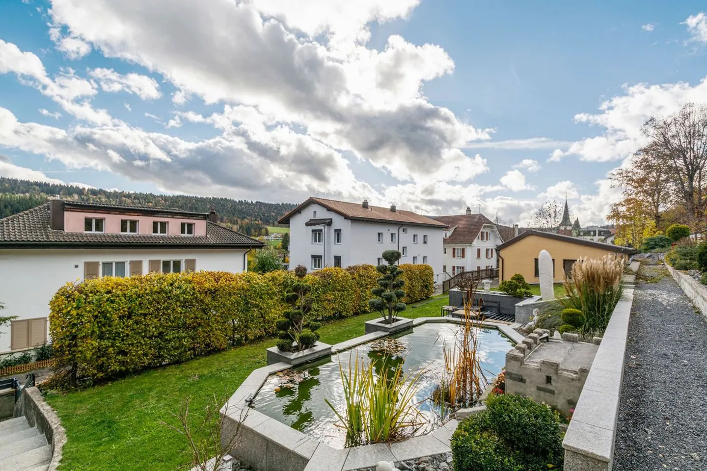 House with two apartments and 7 garages - Photo 3 of 13