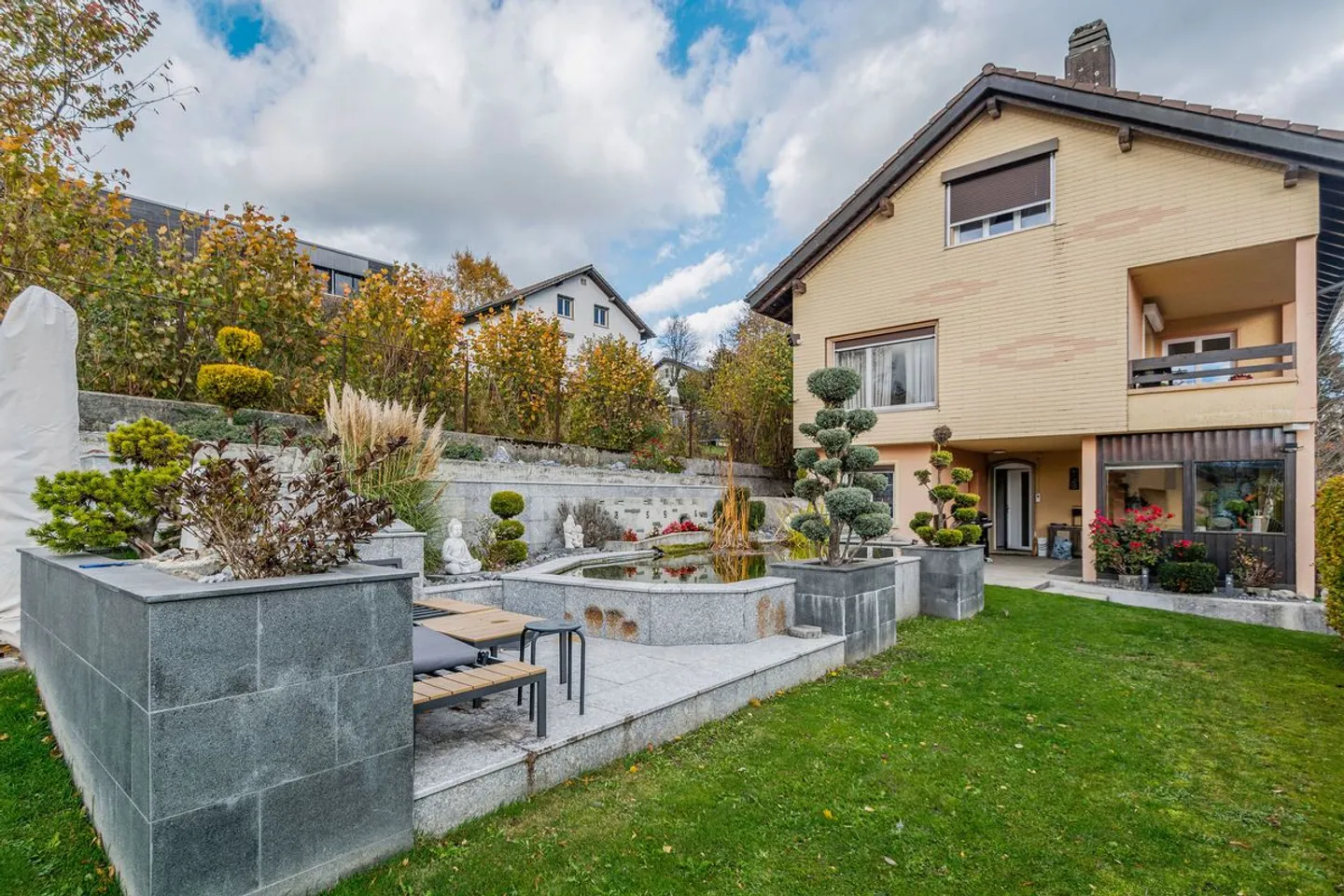 House with two apartments and 7 garages - Photo 1 of 13