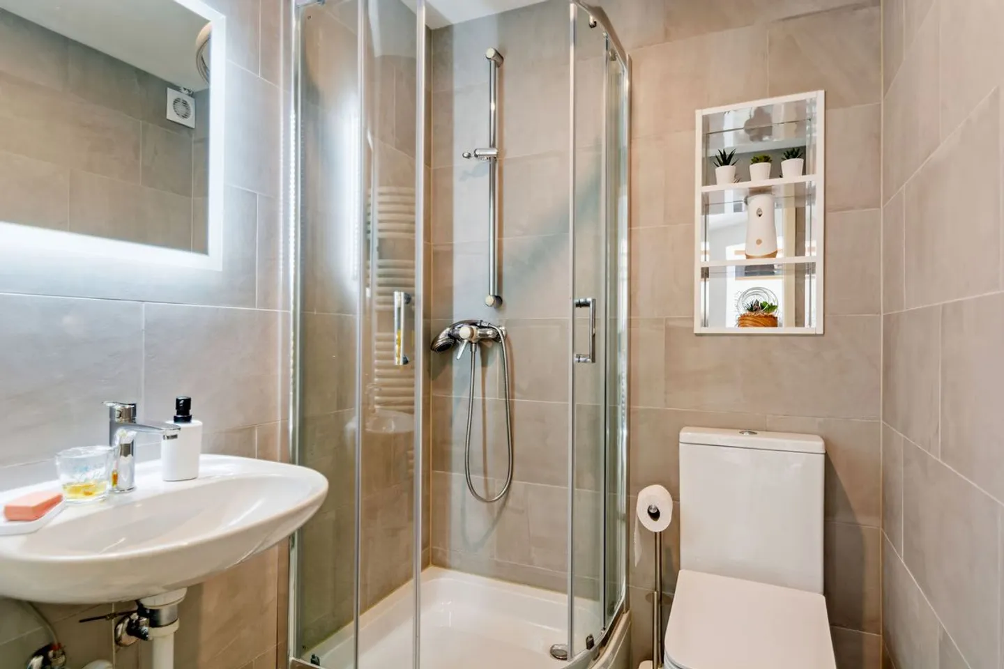 House with two apartments and 7 garages - Photo 8 of 13