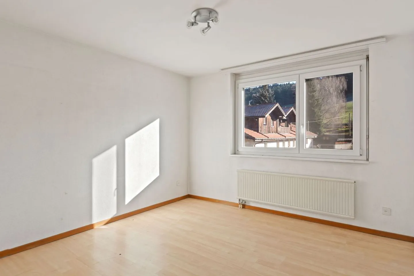 Charmante und geräumige 4.5-Zimmer-Eigentumswohnung mit Balkon, Gemeinschaftsgarten und 3 Parkplätzen - Foto 5 von 13