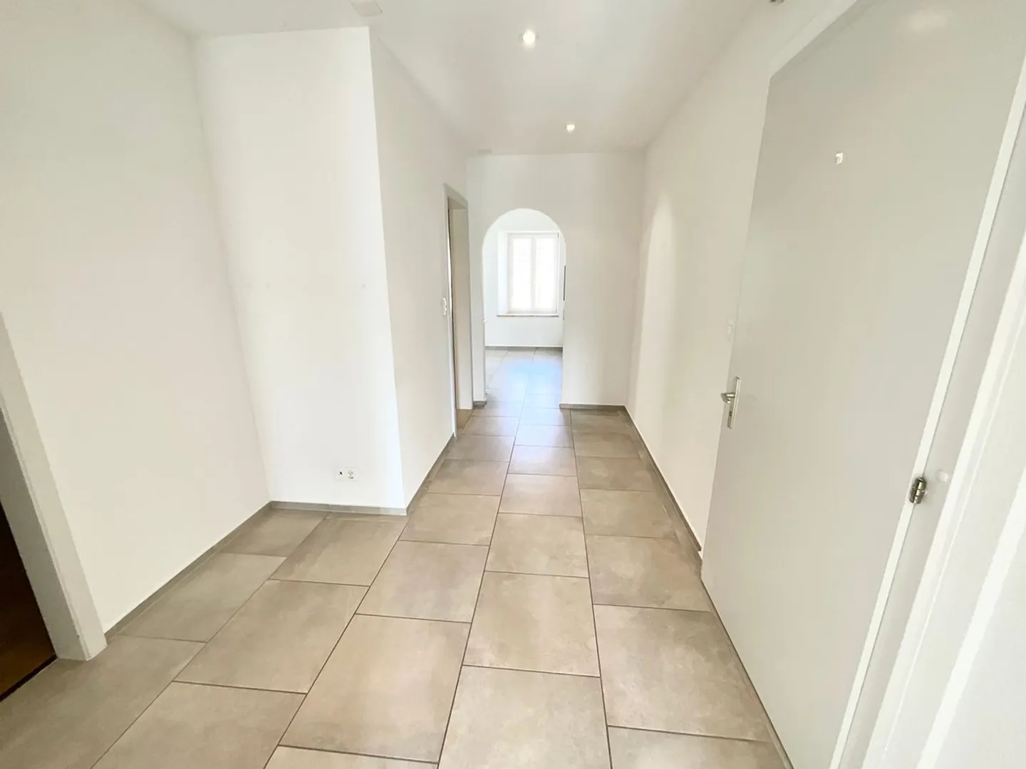 Appartamento di 3 stanze al 3° e ultimo piano - balcone esposto a sud e grande spazio esterno comune - Foto 5 di 11