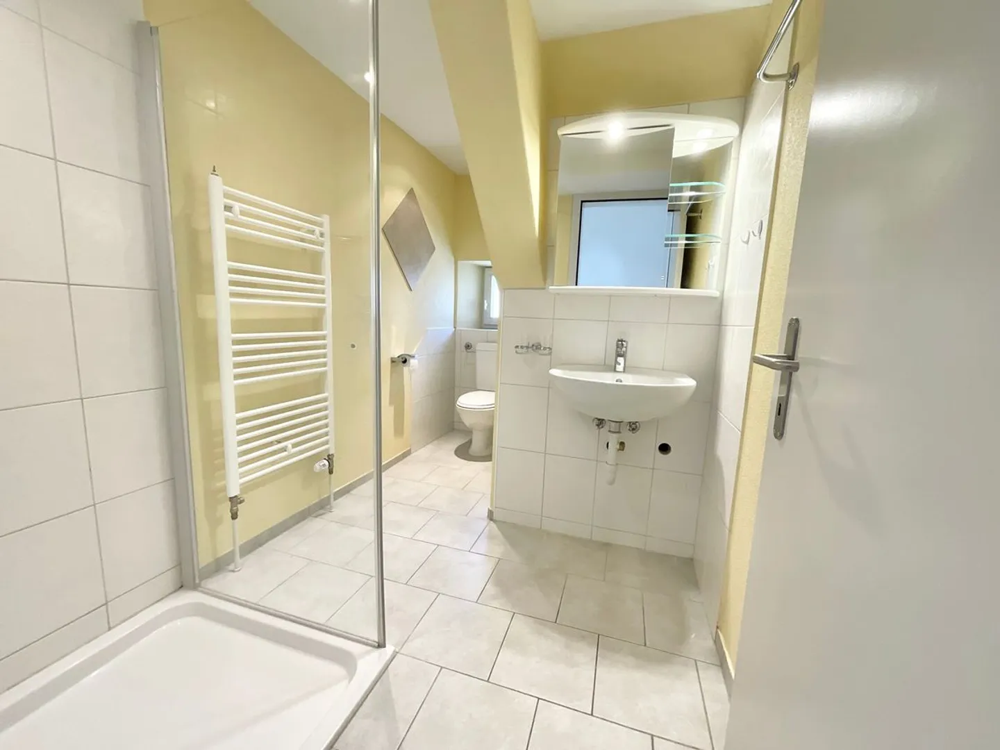 Appartamento di 3 stanze al 3° e ultimo piano - balcone esposto a sud e grande spazio esterno comune - Foto 9 di 11