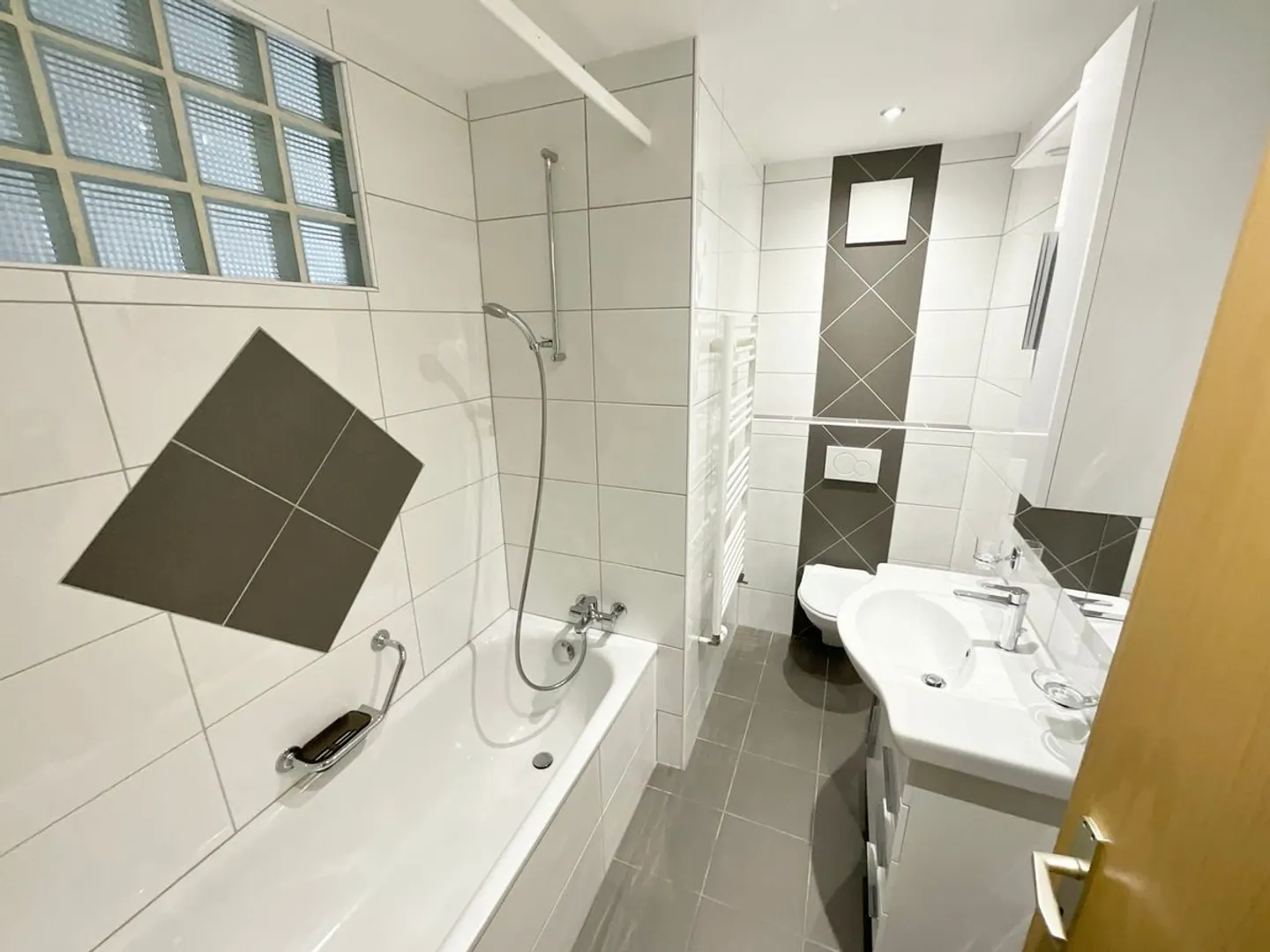 Appartement de 3.5 pièces avec balcon et cheminée - Photo 8 sur 10