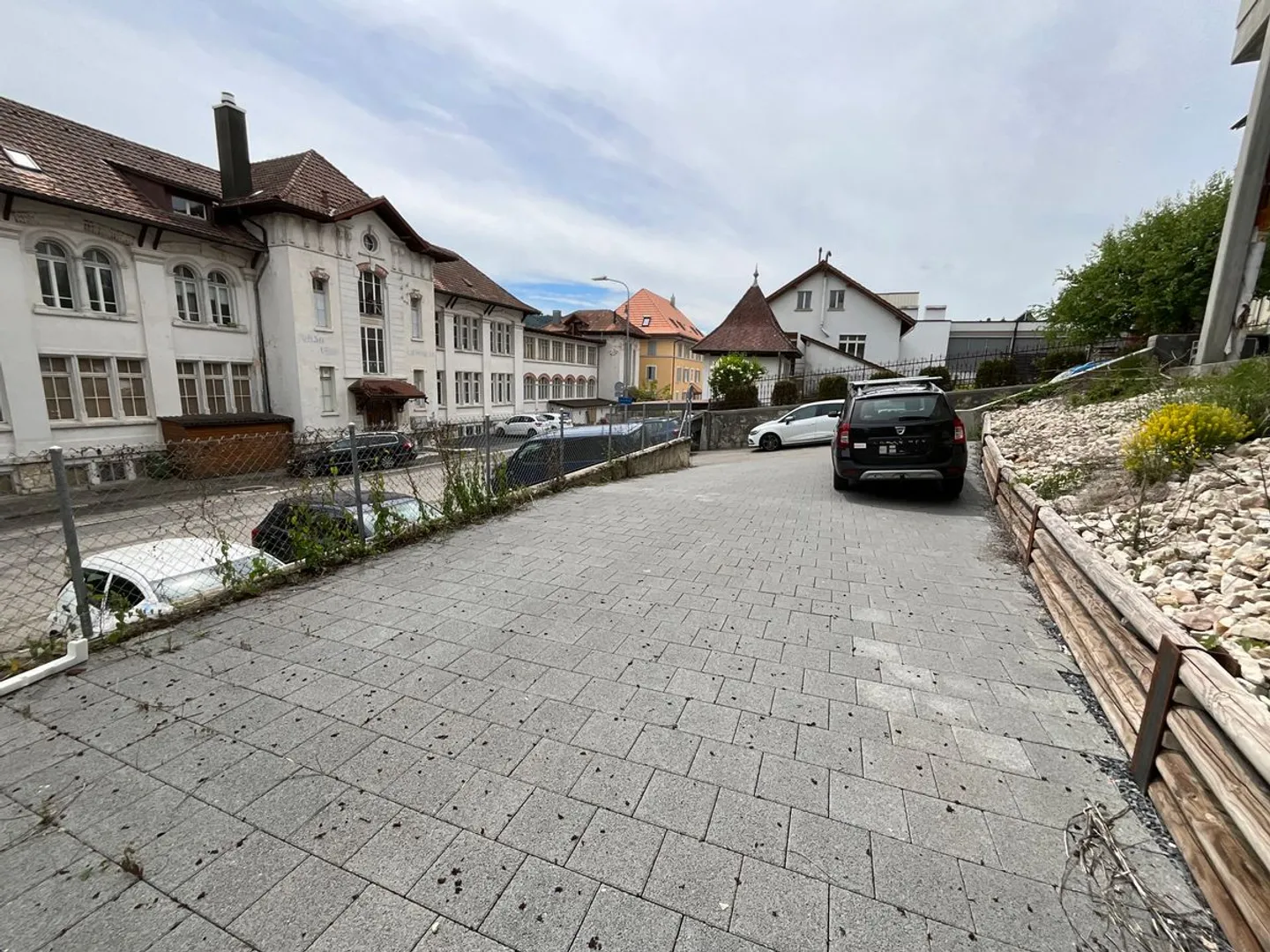 Ein großer Platz für das Parken von Fahrzeugen - Foto 2 von 2