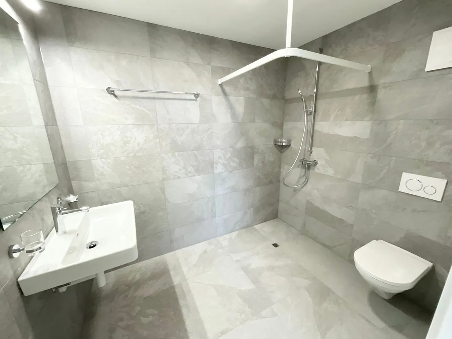 Appartements neufs de 2.5 pièces avec loggia - Confort moderne, durabilité et qualité de vie au coeur du village - Photo 4 sur 5