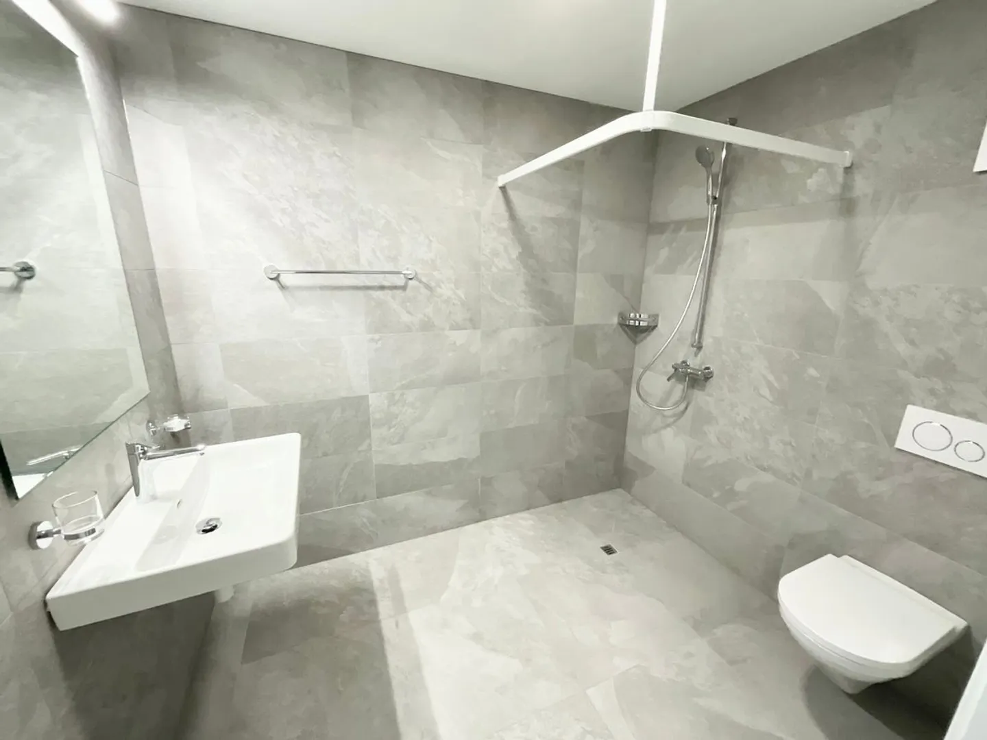 Appartements neufs de 2.5 pièces avec loggia - Confort moderne, durabilité et qualité de vie au coeur du village - Photo 4 sur 5