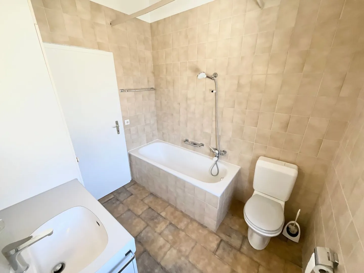 Appartement de 3.5 pièces au rez-de-chaussée - Photo 2 sur 8