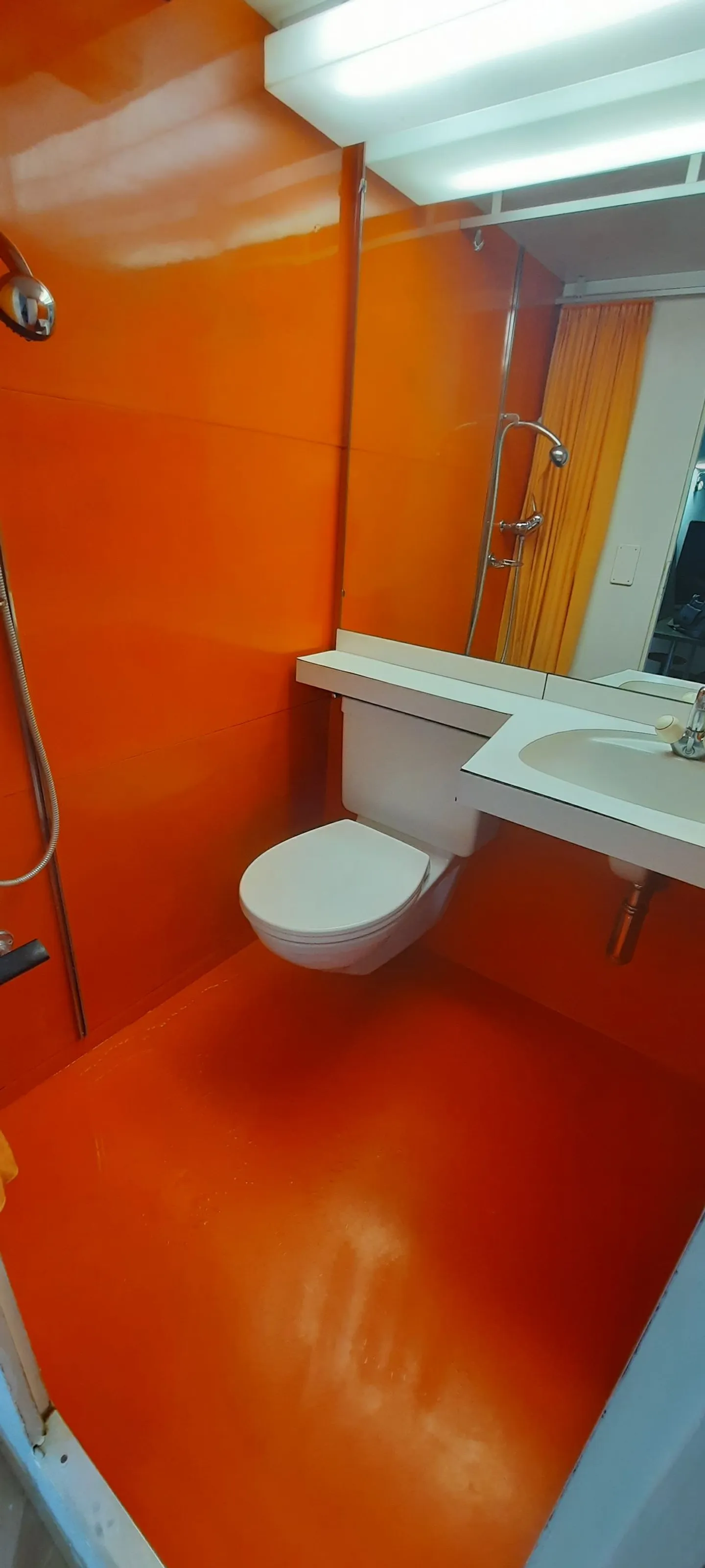 Beautiful furnished room with private bathroom - Photo 4 of 4