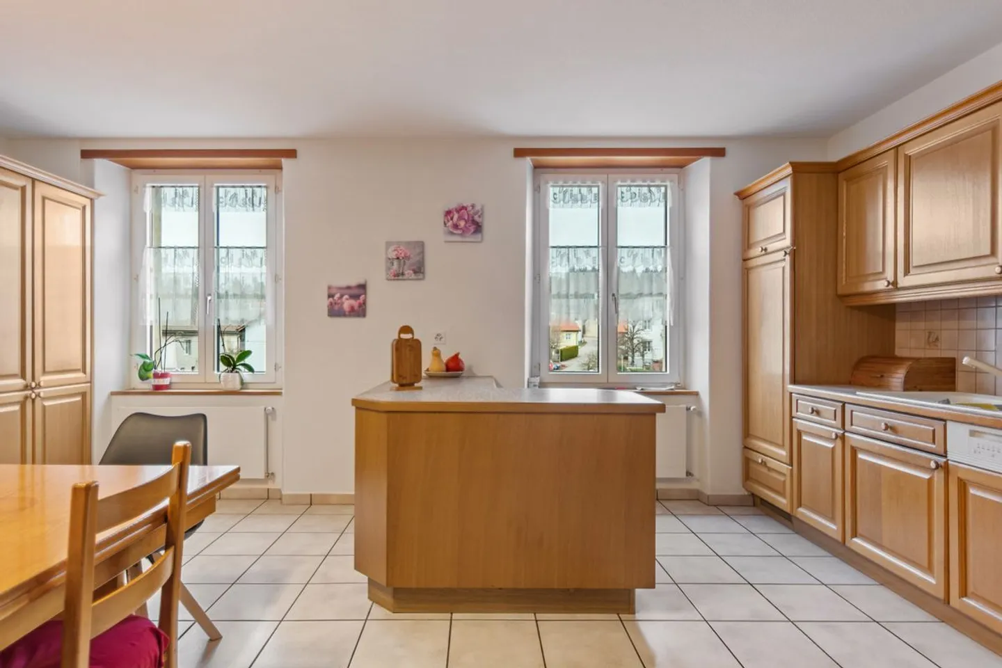 Pitched Semi-Detached House with Professional Spaces and Large Terrace - Photo 4 of 13