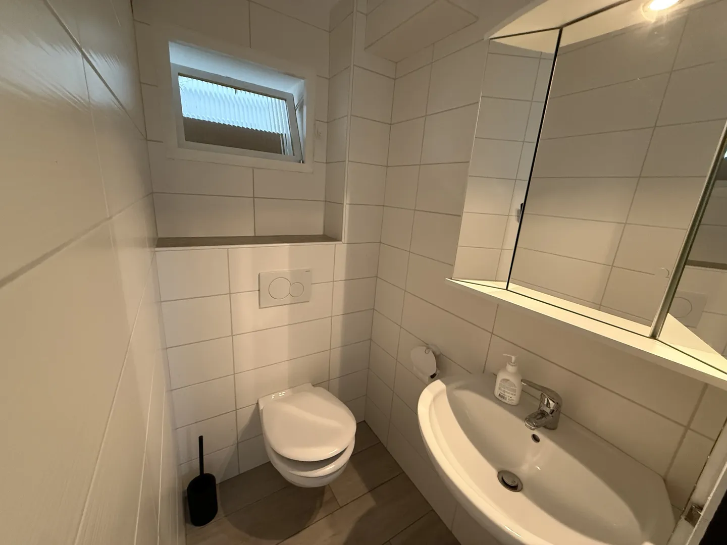 Commercial premises of 70m2 for an administrative activity in front of the train station - Photo 1 of 4