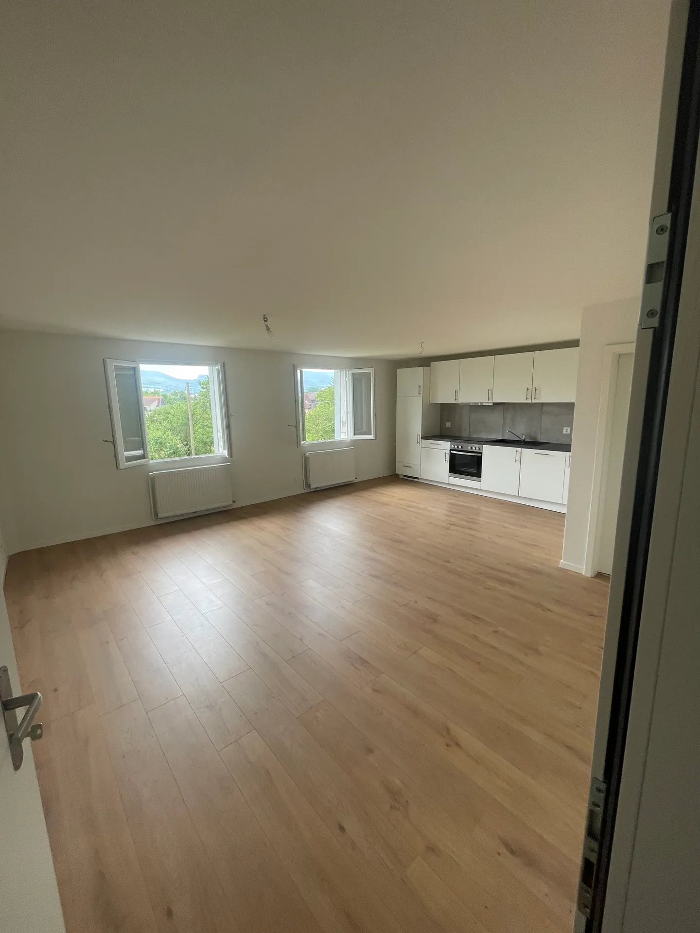 Charming 2.5 room bright apartment with parking space in a peaceful setting in Alle - Photo 2 of 13