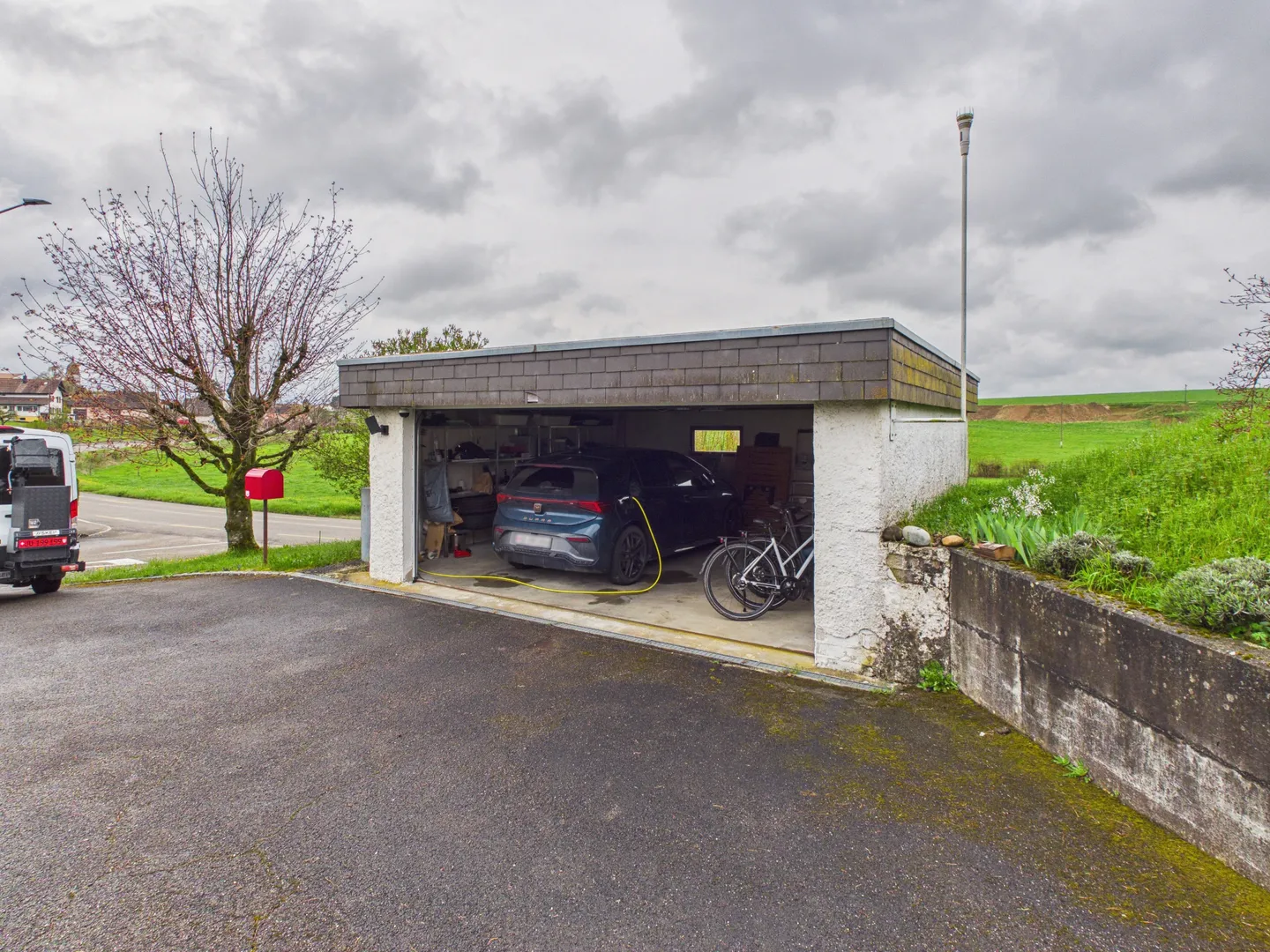 Casa con architettura contemporanea unica con giardino, veranda e grande garage - Foto 10 di 13